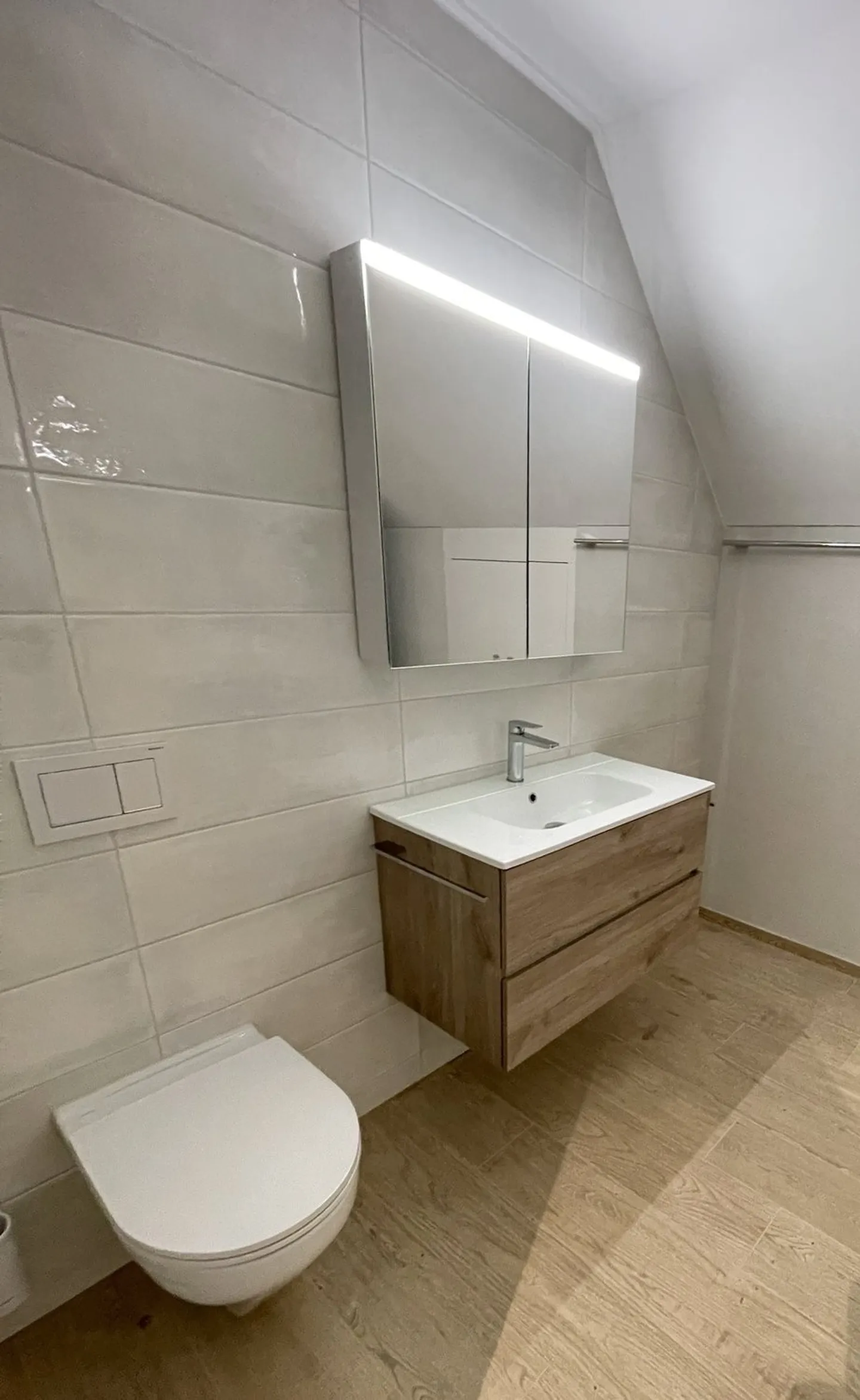 Modern 3.5-room penthouse with panoramic views in Holderbank - Photo 5 of 11