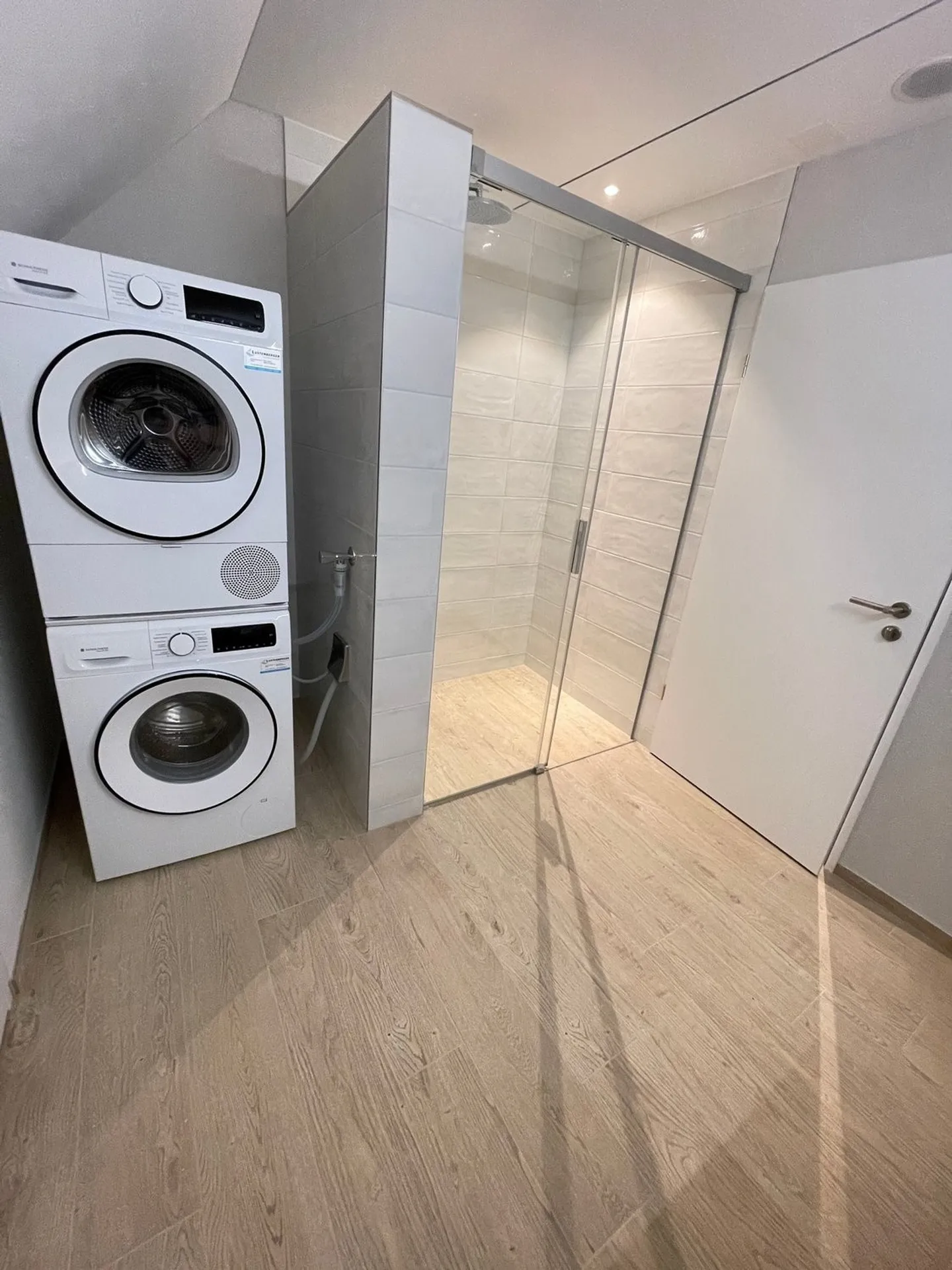 Modern 3.5-room penthouse with panoramic views in Holderbank - Photo 6 of 11