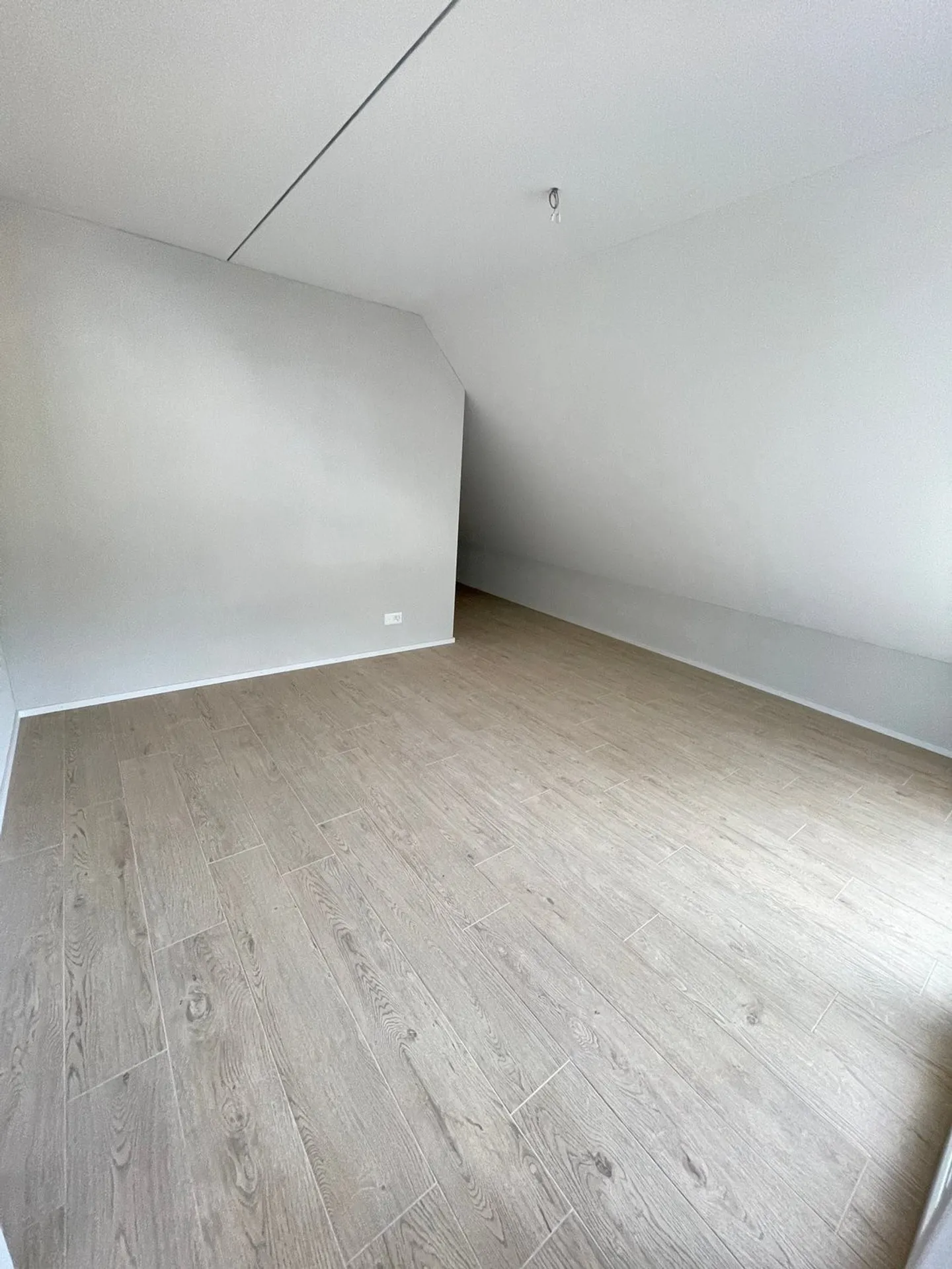 Modern 3.5-room penthouse with panoramic views in Holderbank - Photo 8 of 11