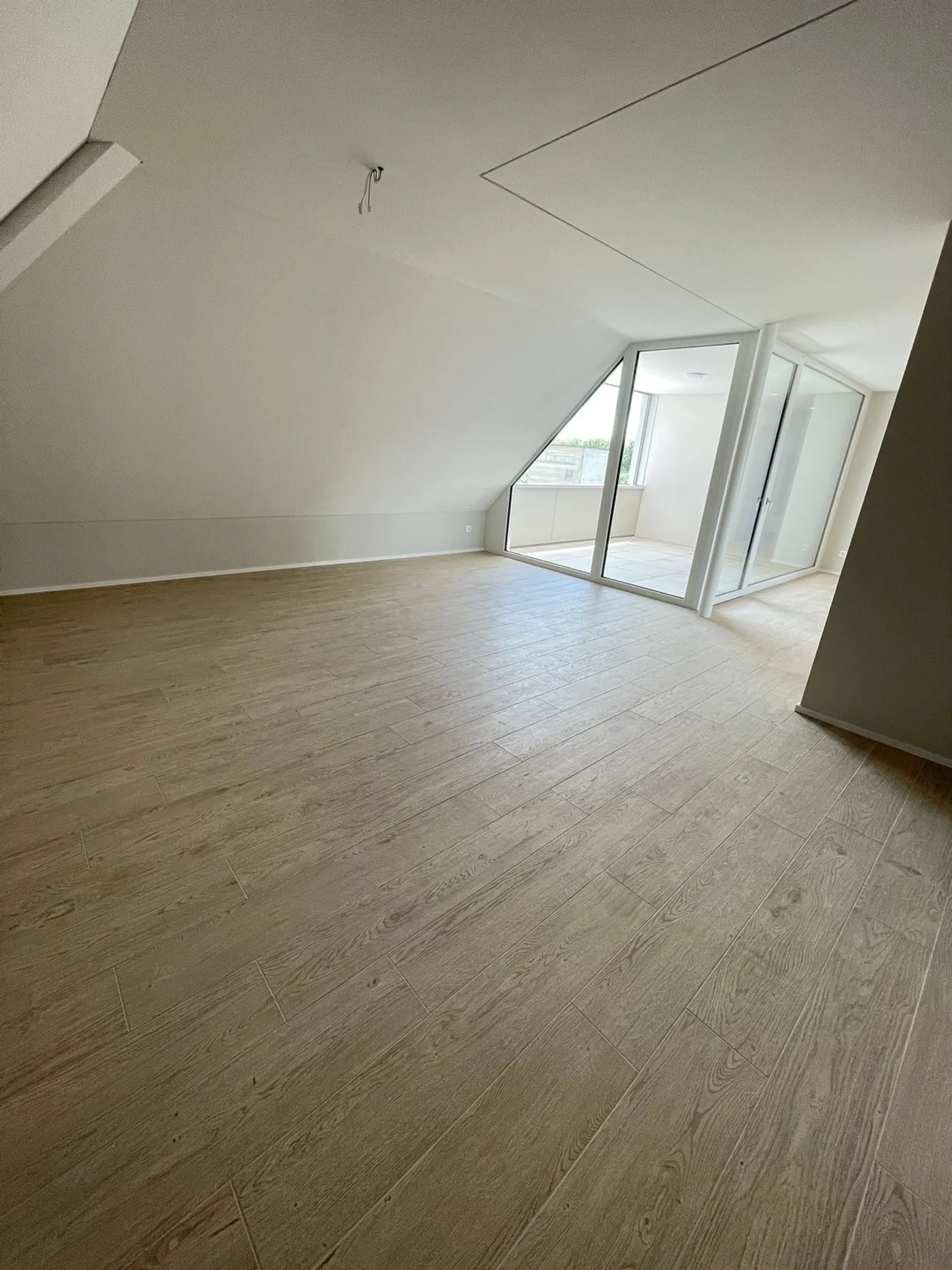 Modern 3.5-room penthouse with panoramic views in Holderbank - Photo 9 of 11