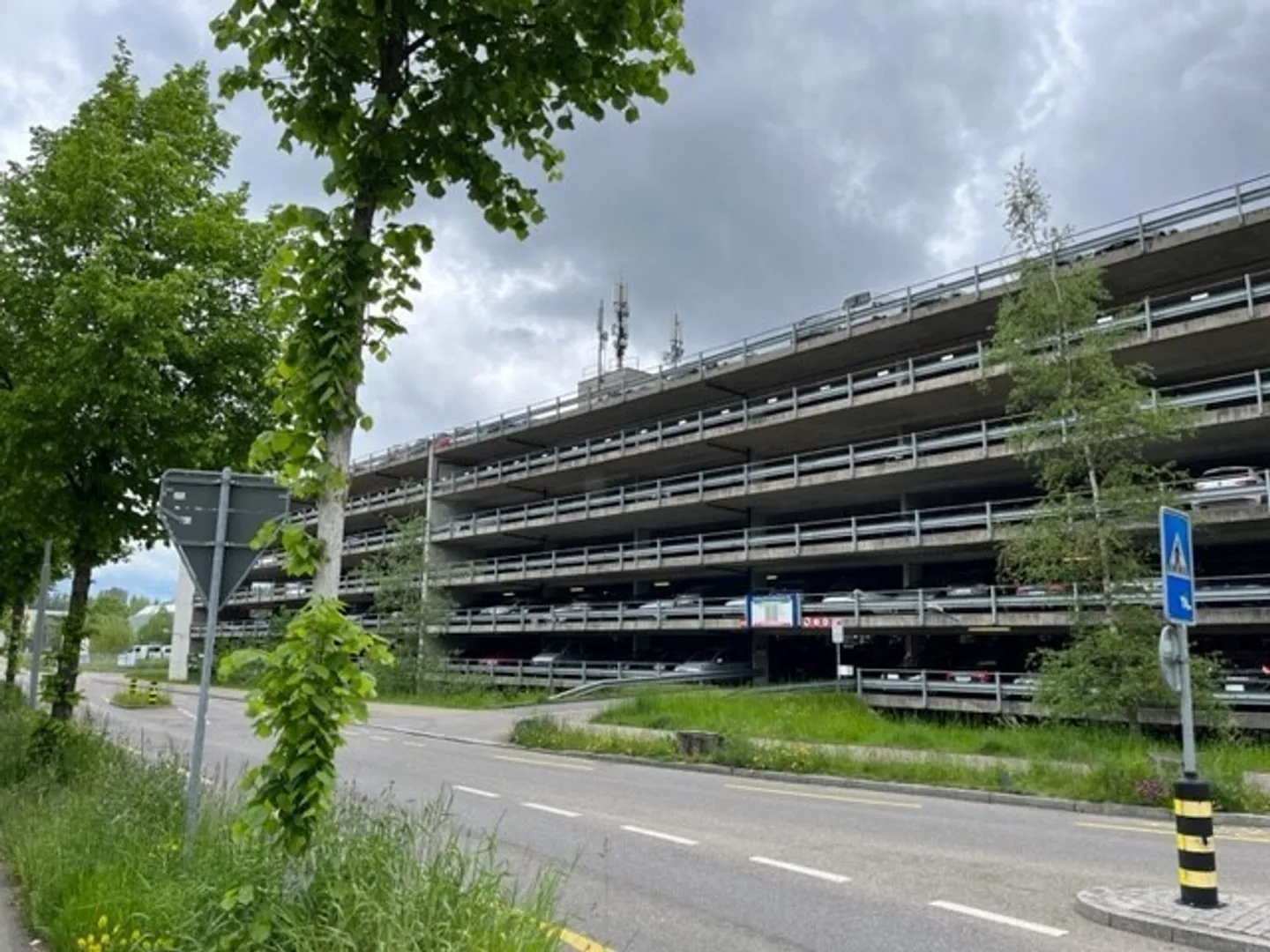 Gedeckter Parkplatz in Oerlikon - Foto 2 von 2