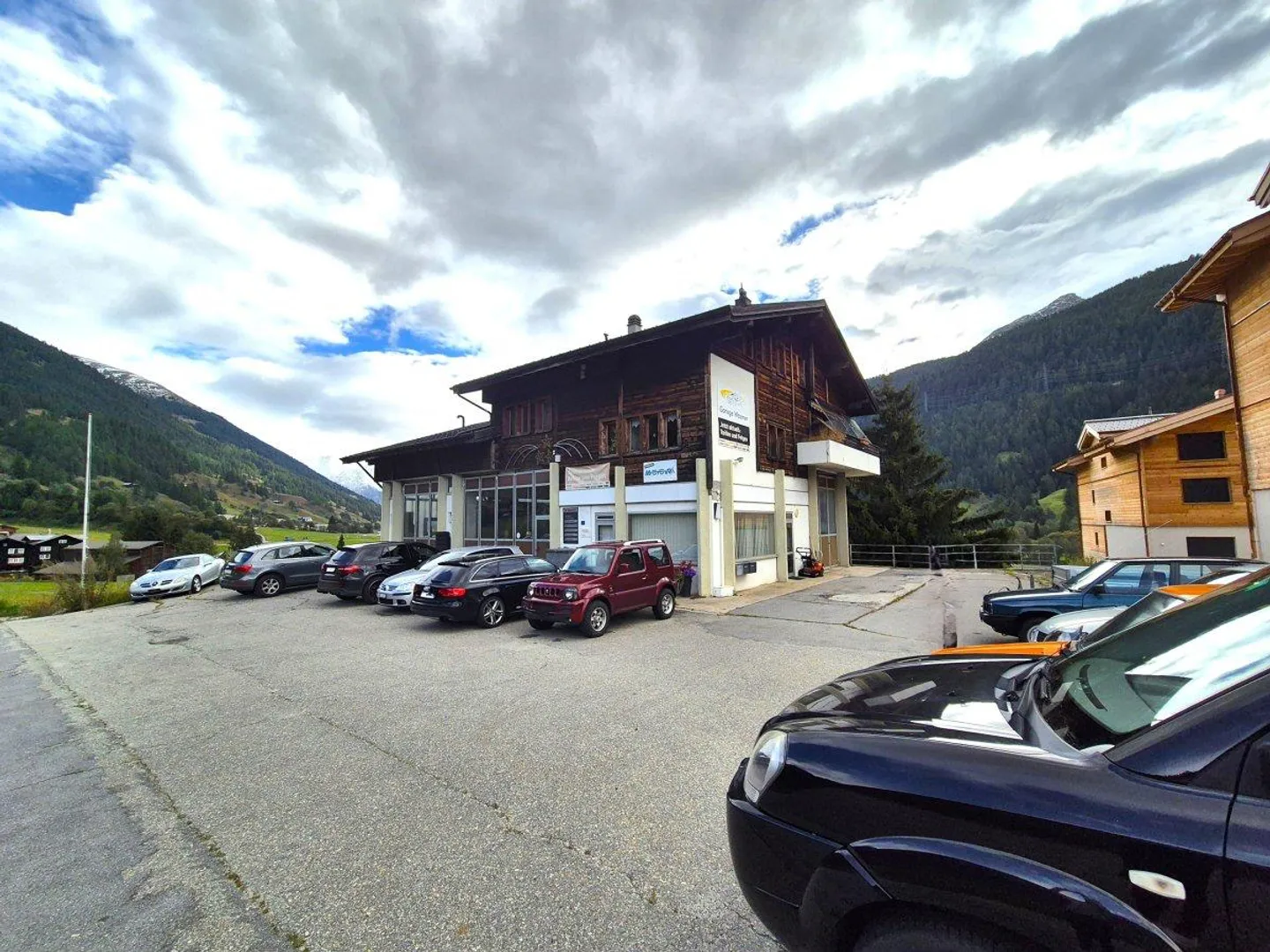 Deux appartements avec espace commercial dans le Goms - Photo 2 sur 9