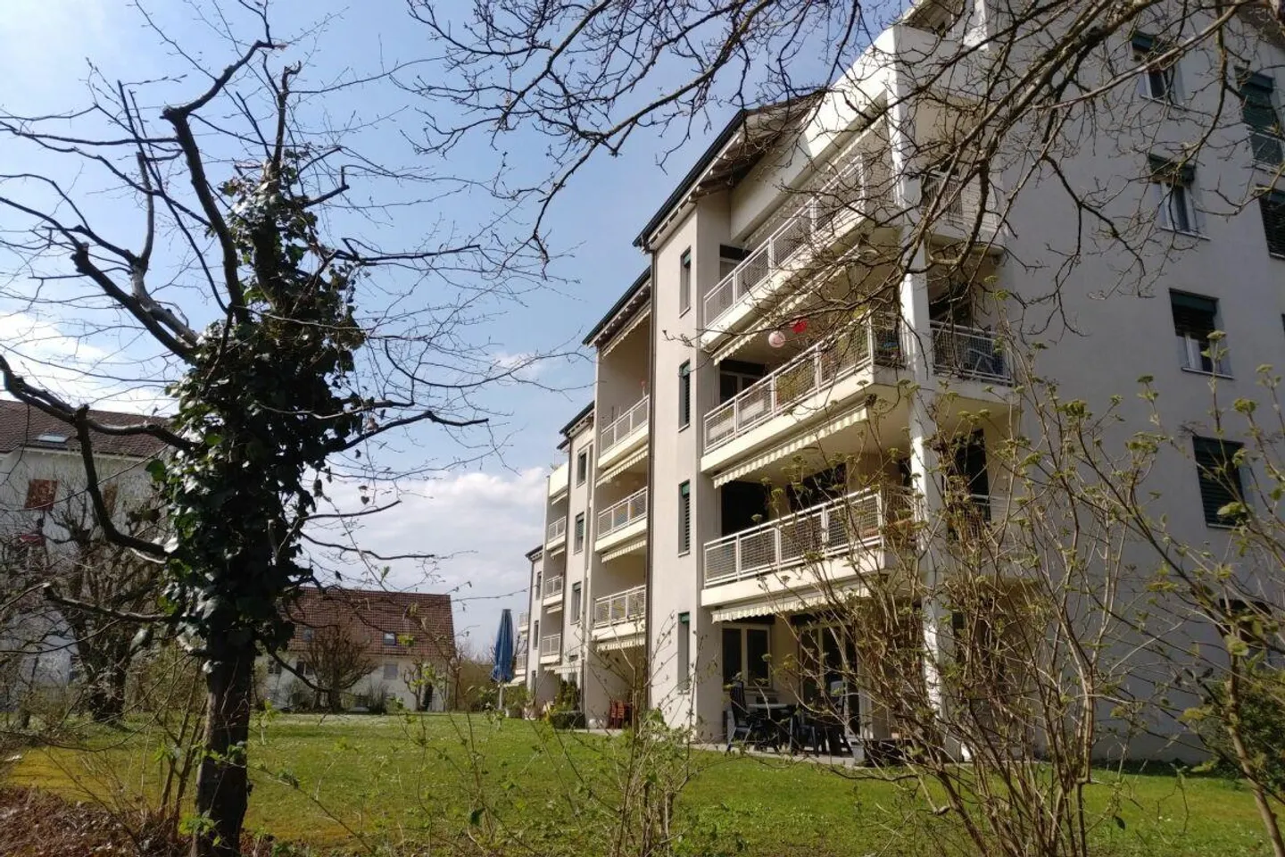 Large apartment with garden seating area - Photo 4 of 9