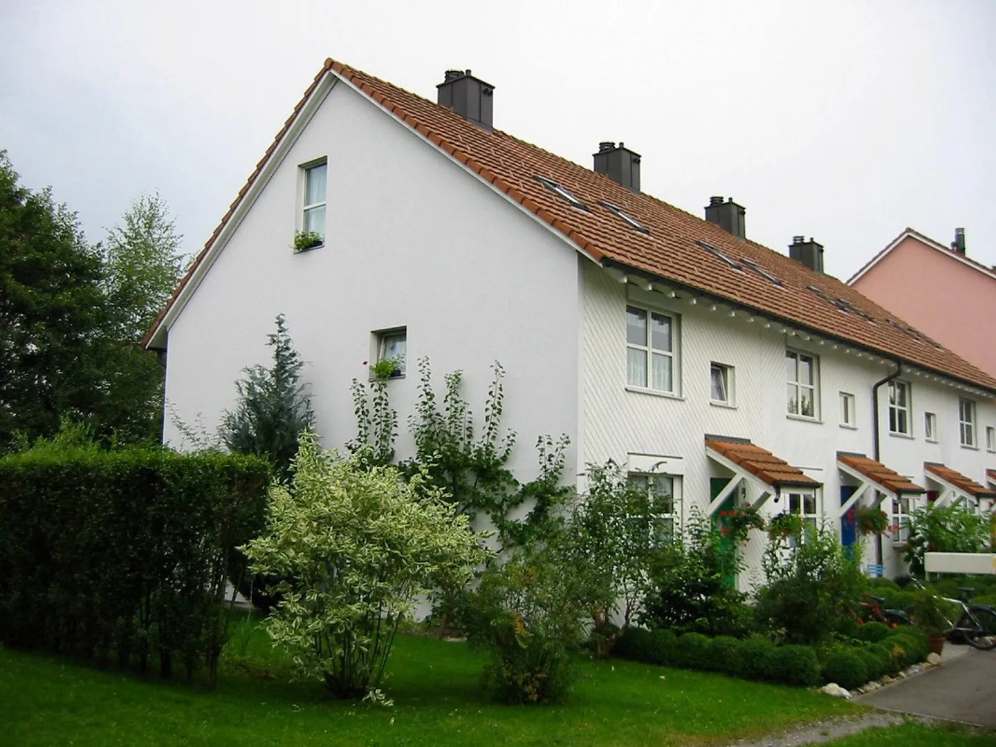 Spacious 5 ½ Room Corner House / Row House with Surroundings - Photo 1 of 14