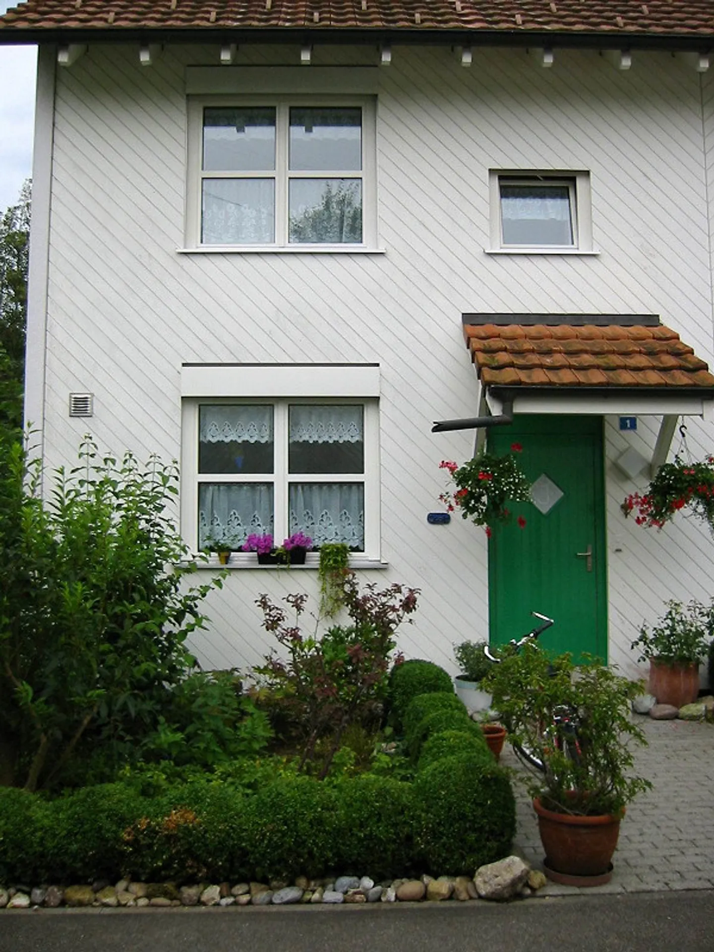 Spacious 5 ½ Room Corner House / Row House with Surroundings - Photo 2 of 14