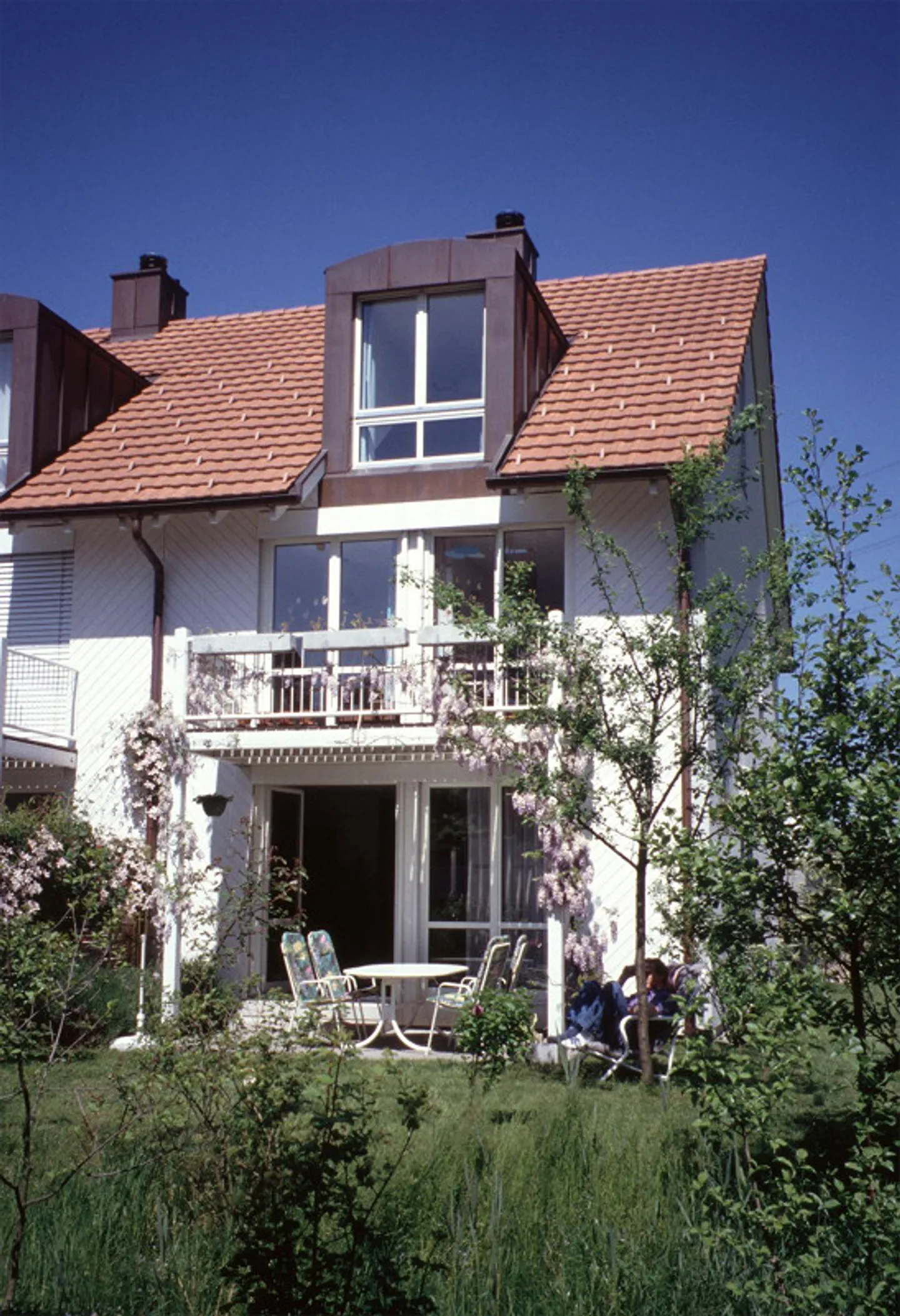 Spacious 5 ½ Room Corner House / Row House with Surroundings - Photo 3 of 14