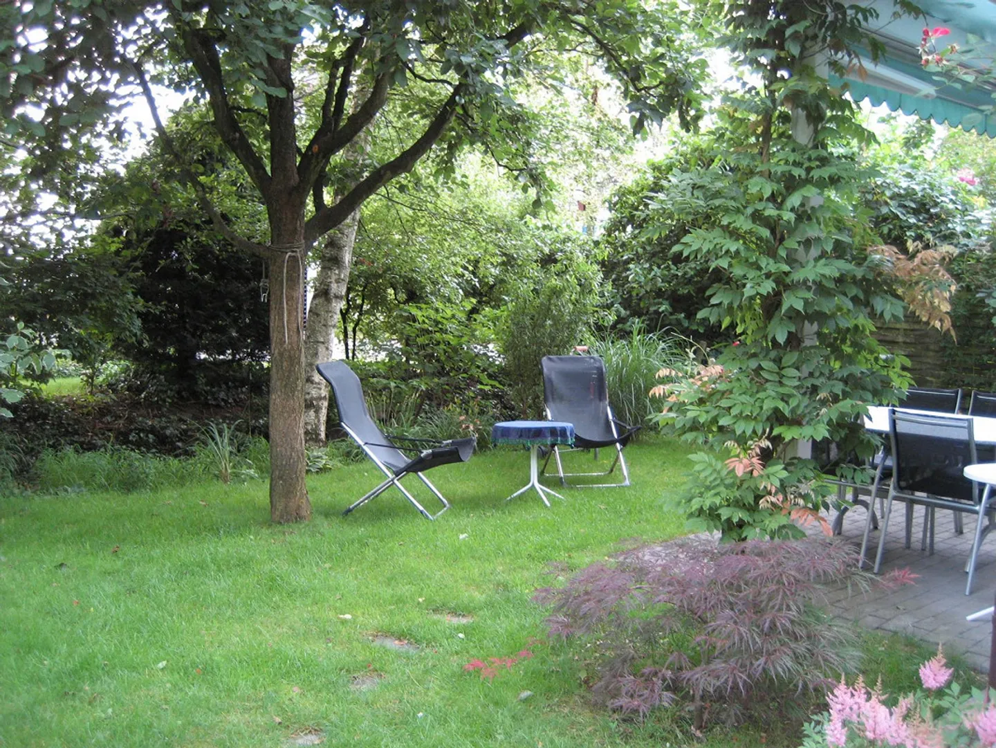 Spacious 5 ½ Room Corner House / Row House with Surroundings - Photo 4 of 14