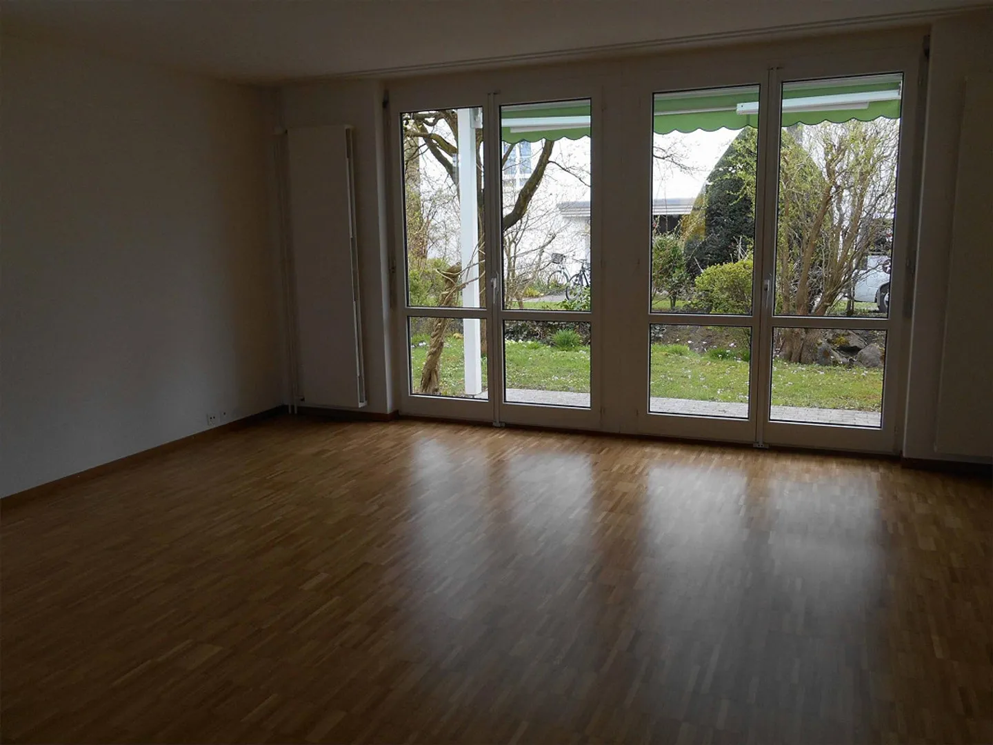 Spacious 5 ½ Room Corner House / Row House with Surroundings - Photo 8 of 14