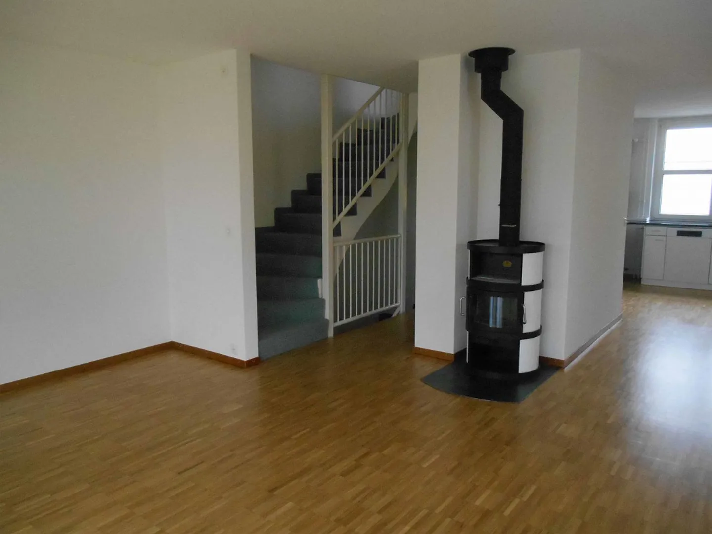 Spacious 5 ½ Room Corner House / Row House with Surroundings - Photo 9 of 14