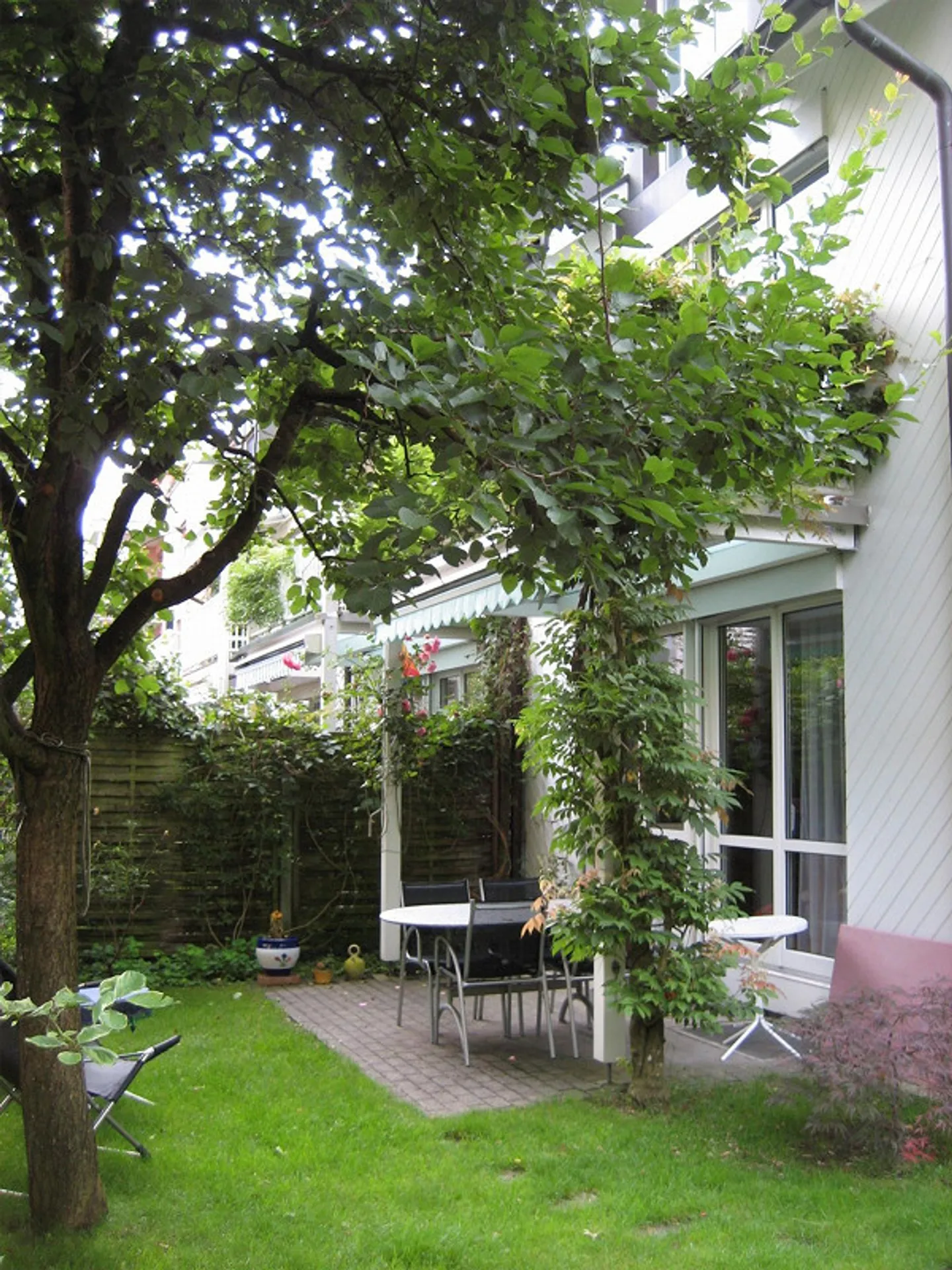 Spacious 5 ½ Room Corner House / Row House with Surroundings - Photo 5 of 14