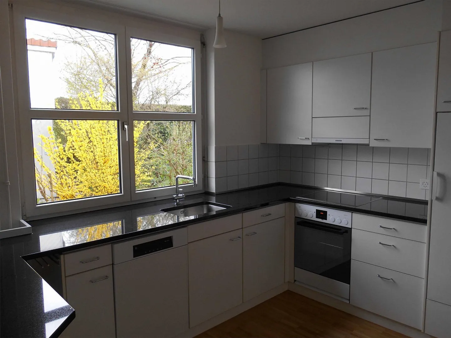 Spacious 5 ½ Room Corner House / Row House with Surroundings - Photo 6 of 14