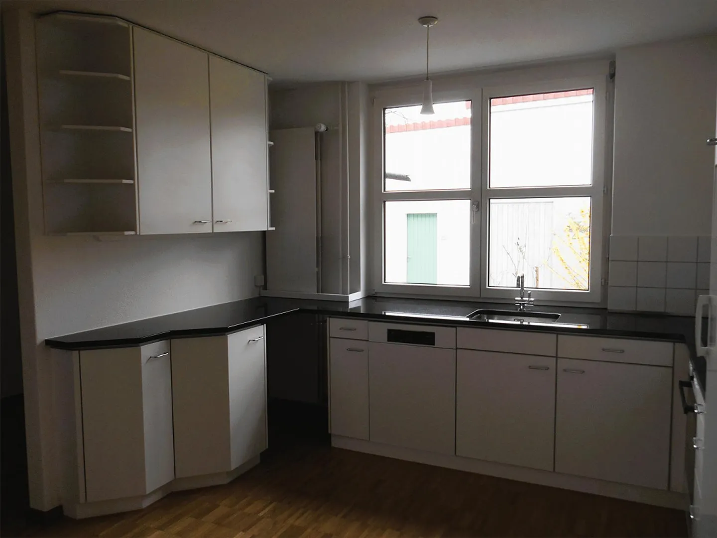 Spacious 5 ½ Room Corner House / Row House with Surroundings - Photo 7 of 14