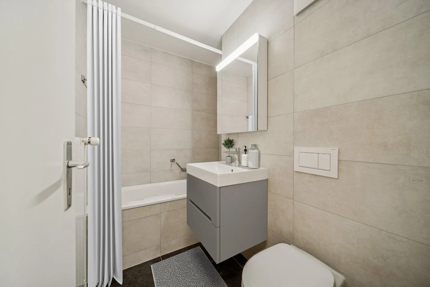 Spacieux appartement rénové dans quartier calme - Photo 2 sur 4