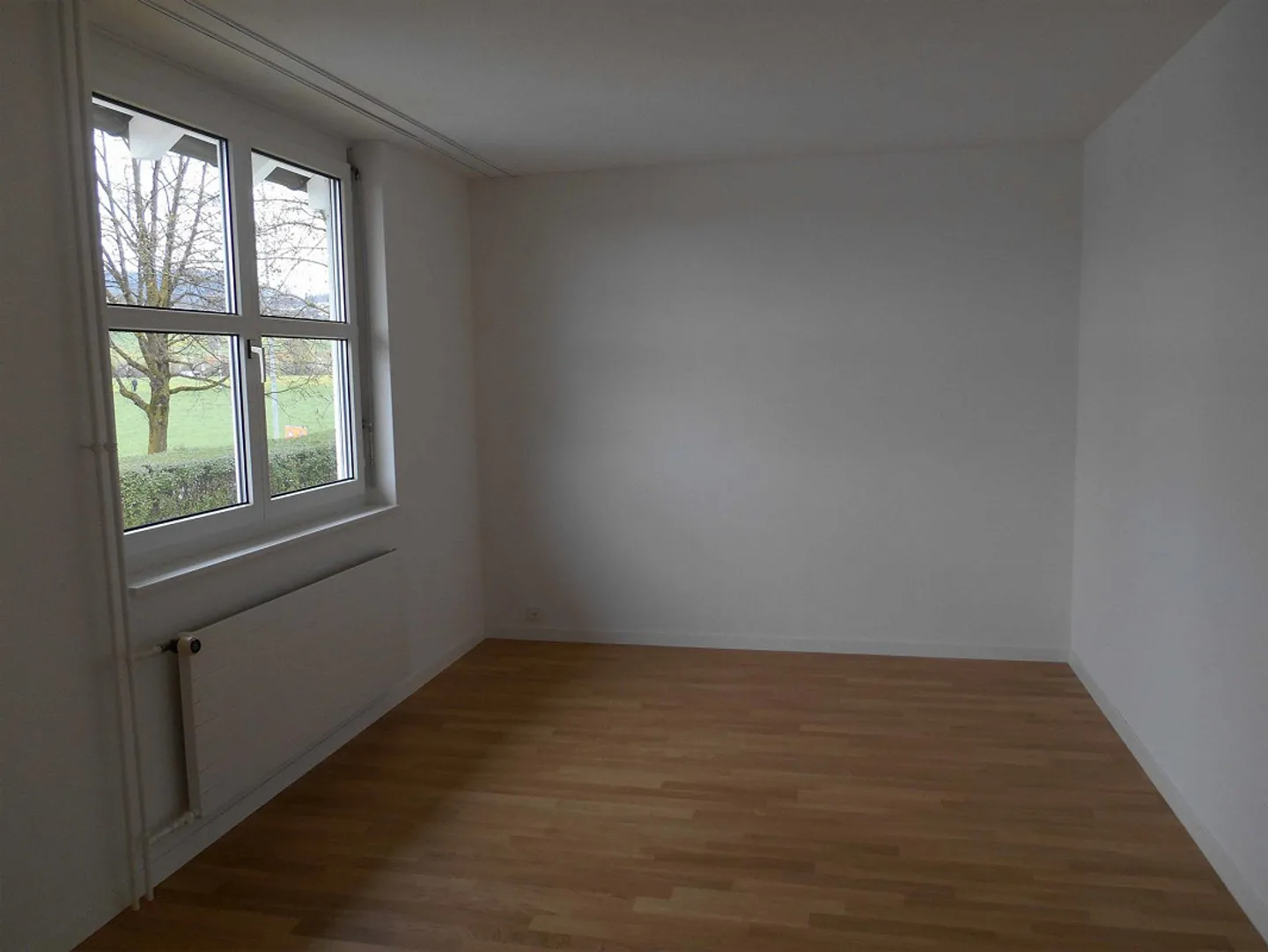 Spacious 5 ½ Room Corner House / Row House with Surroundings - Photo 10 of 14