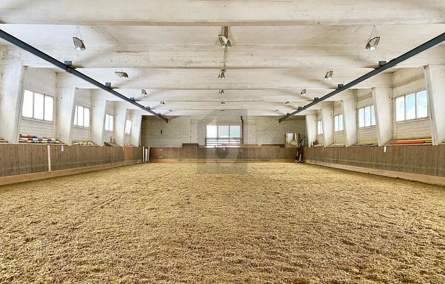 SALLE D'ÉQUITATION EN CO-PROPRIÉTÉ - Photo 2 sur 6