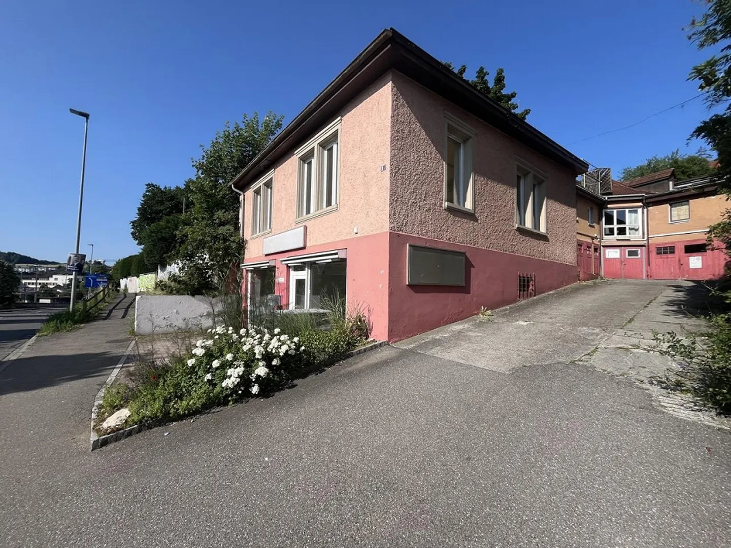 Propriété commerciale polyvalente - à 150 m de la gare - Photo 2 sur 12