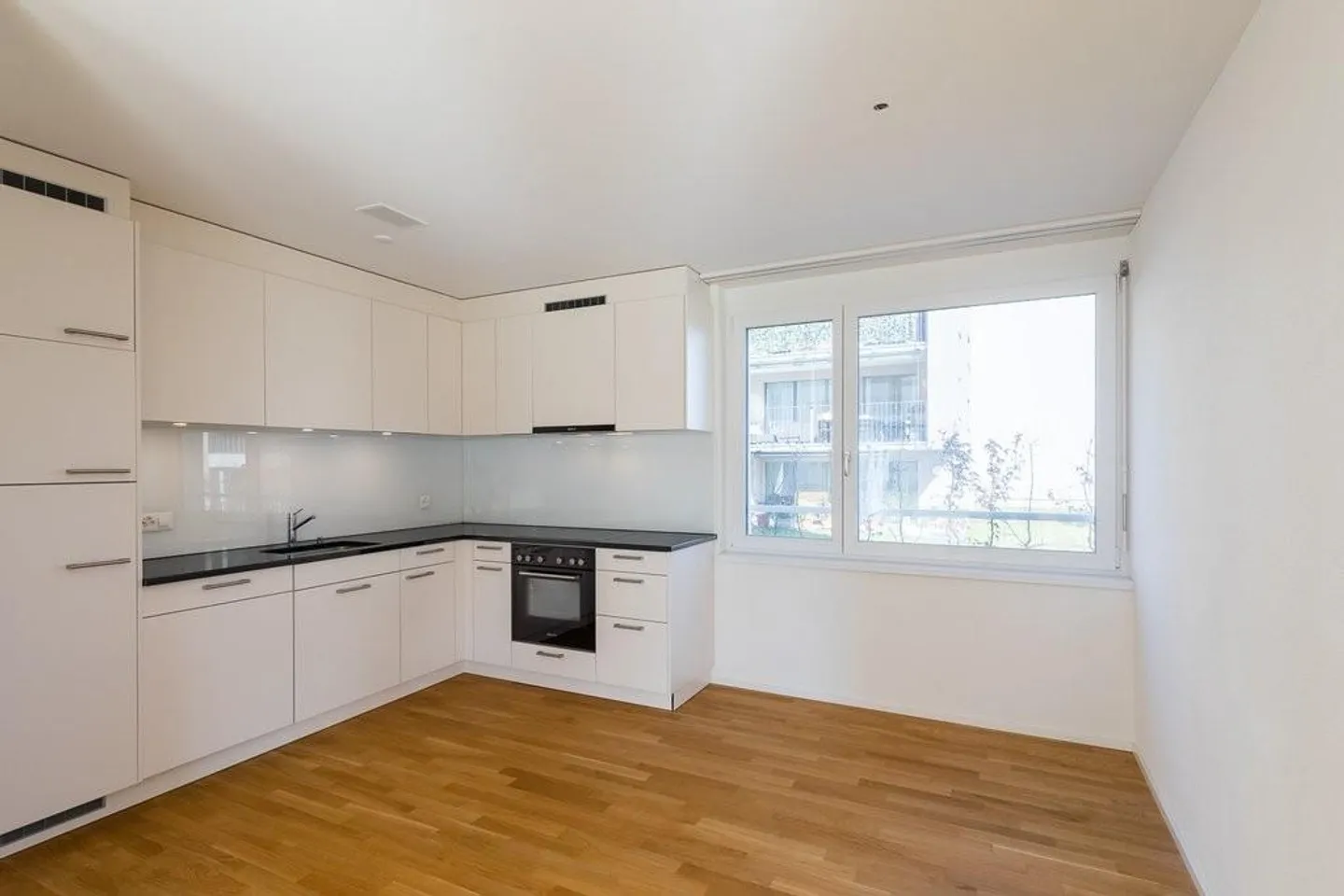 RENT WITHOUT DEPOSIT - 3.5 Room Apartment with a View of the Castle - Photo 2 of 9