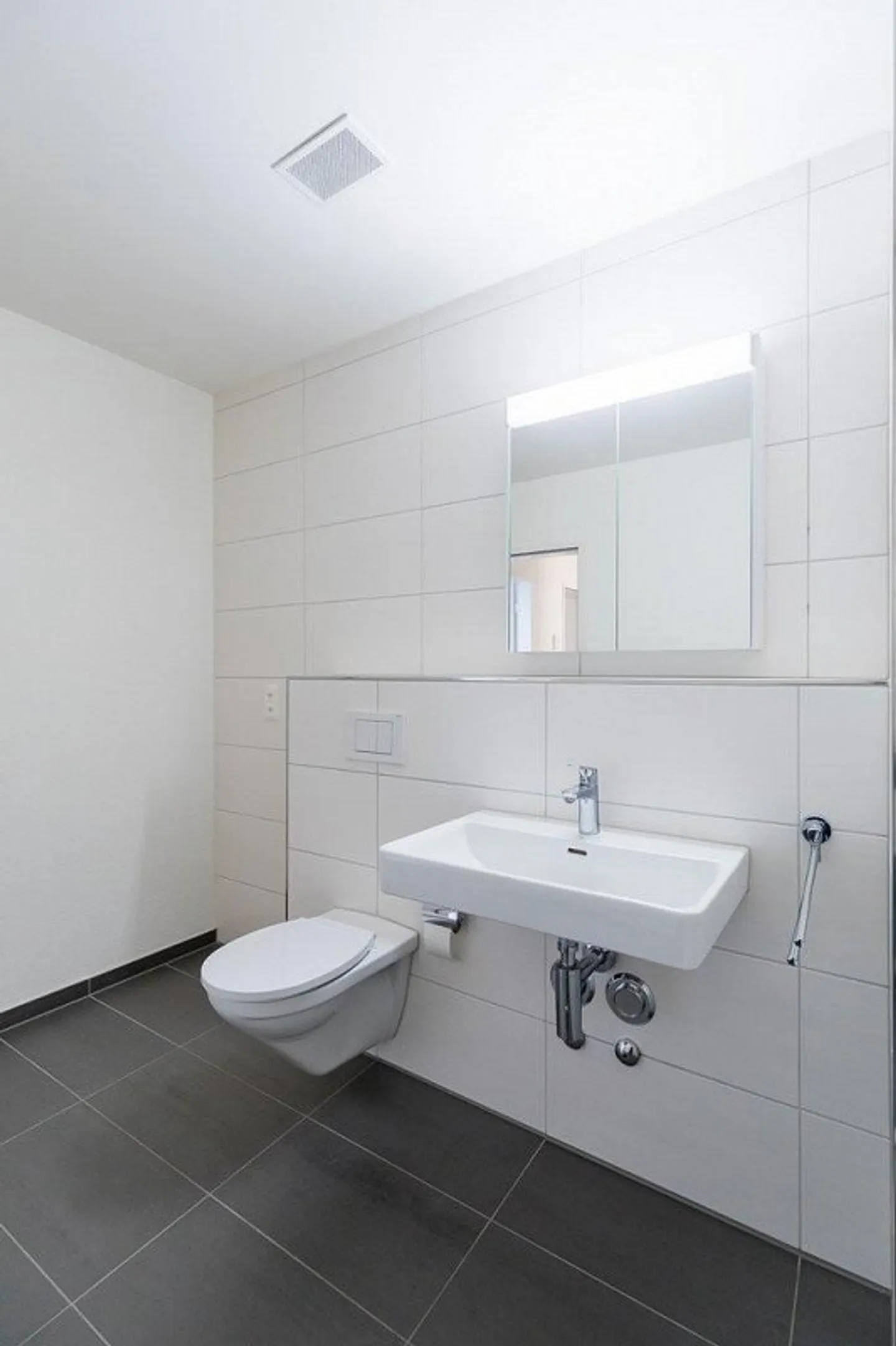 RENT WITHOUT DEPOSIT - 3.5 Room Apartment with a View of the Castle - Photo 3 of 9