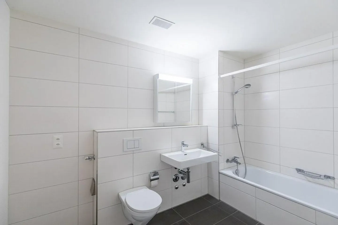 RENT WITHOUT DEPOSIT - 3.5 Room Apartment with a View of the Castle - Photo 4 of 9
