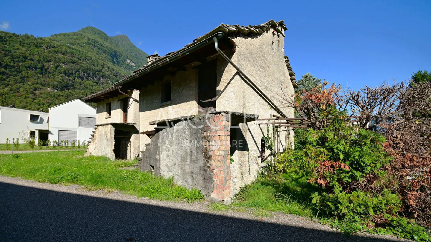 Rustico da ristrutturare in zona soleggiata e tranquilla - Foto 2 di 13