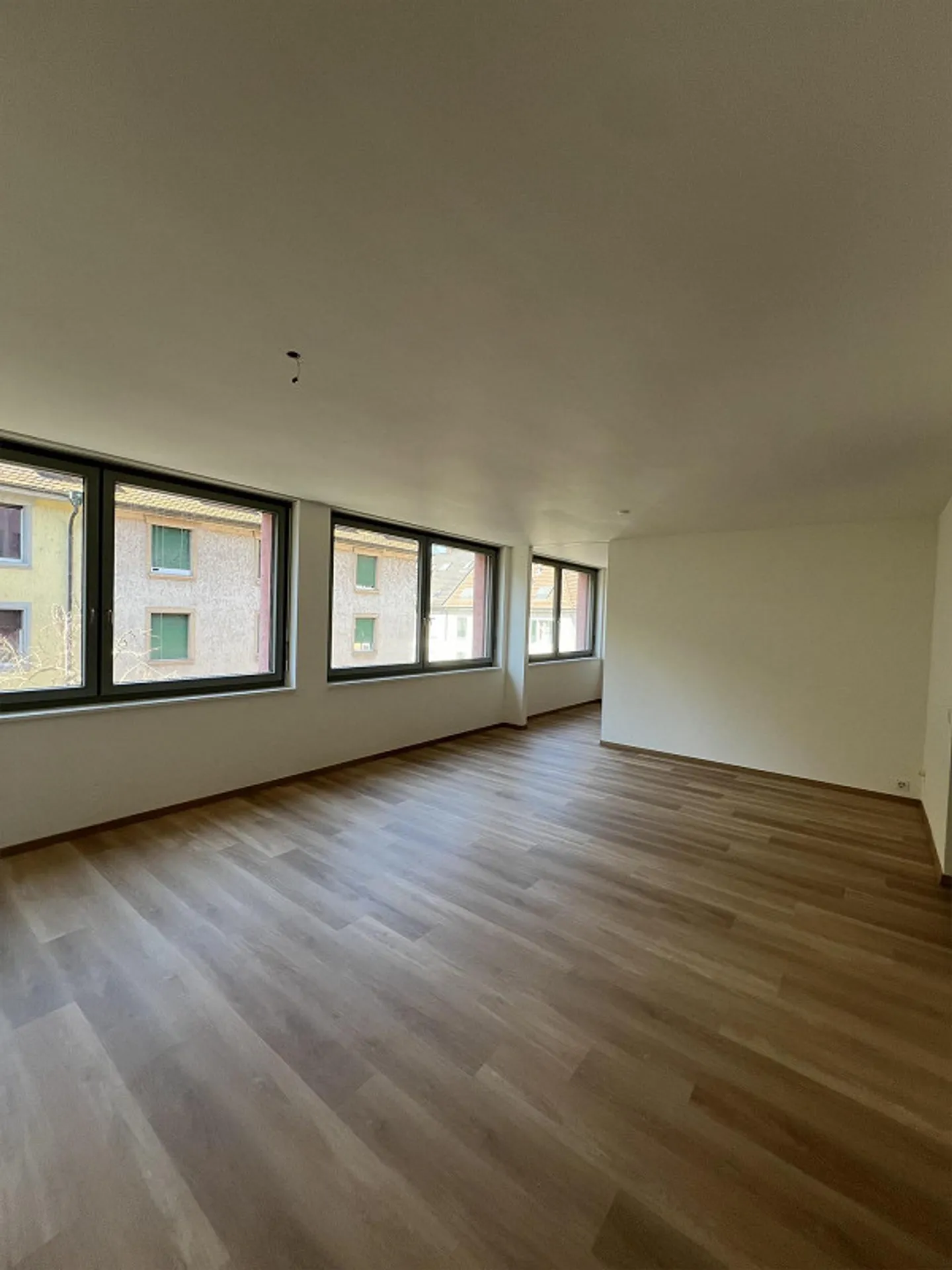 Luminoso appartamento con 2 camere in posizione centrale - Foto 2 di 5