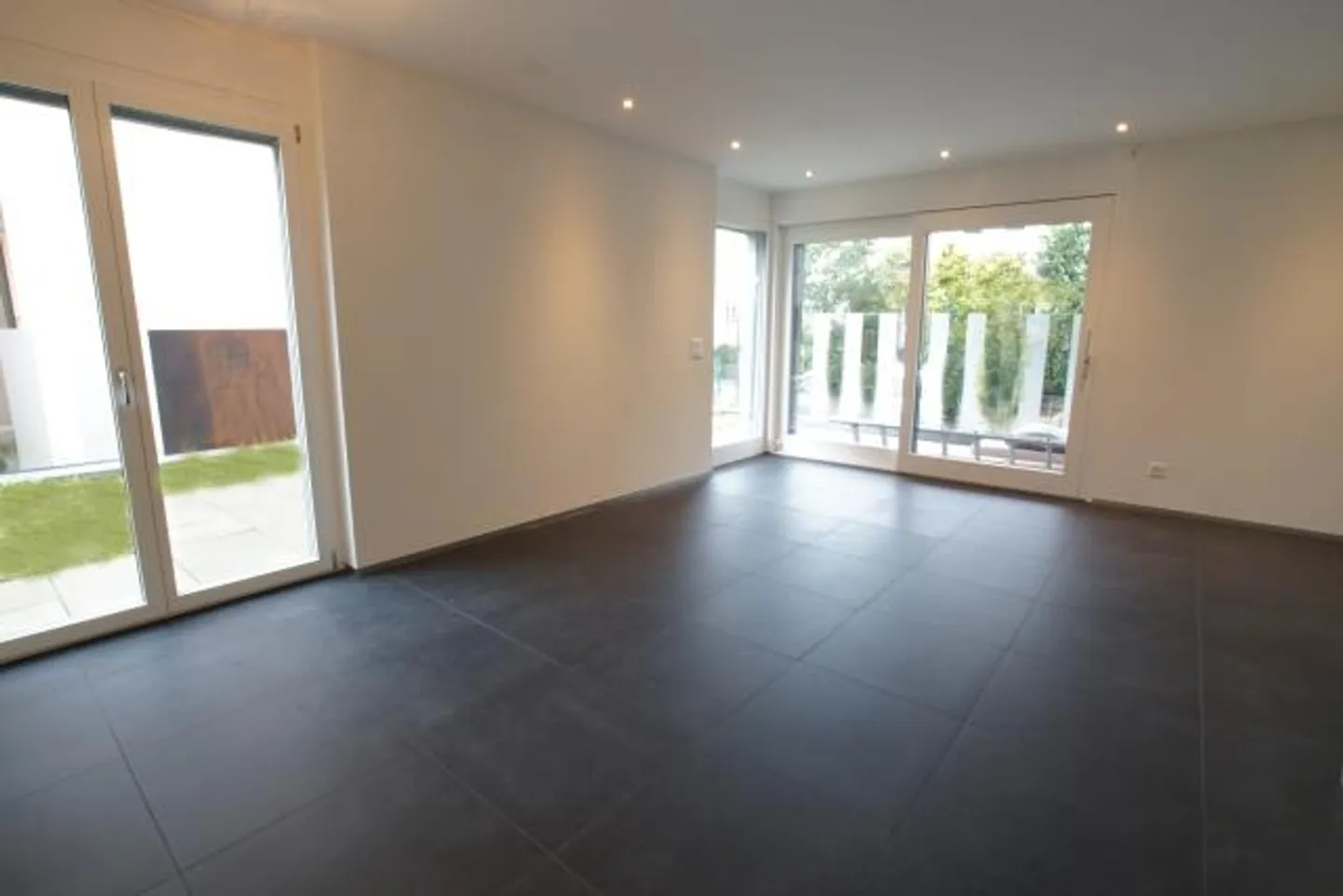 Appartamento moderno di 3,5 stanze al piano terra con un bel giardino privato - Foto 3 di 6