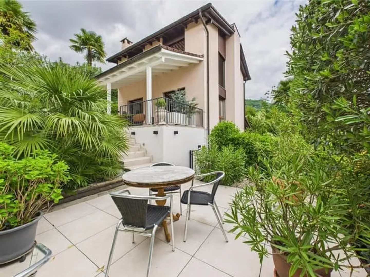 ZWEITWOHNSITZ: Grosszügige Villa mit traumhafter Seesicht, ruhiger Lage und Nähe zum Golfplatz Lugano-Magliaso - Photo 1 of 13