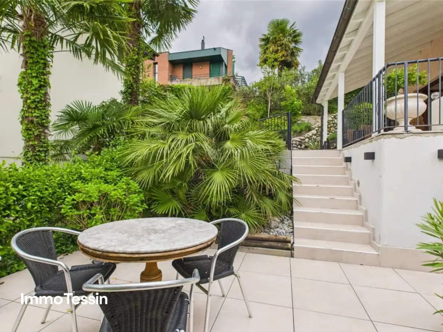 ZWEITWOHNSITZ: Grosszügige Villa mit traumhafter Seesicht, ruhiger Lage und Nähe zum Golfplatz Lugano-Magliaso - Photo 7 of 13