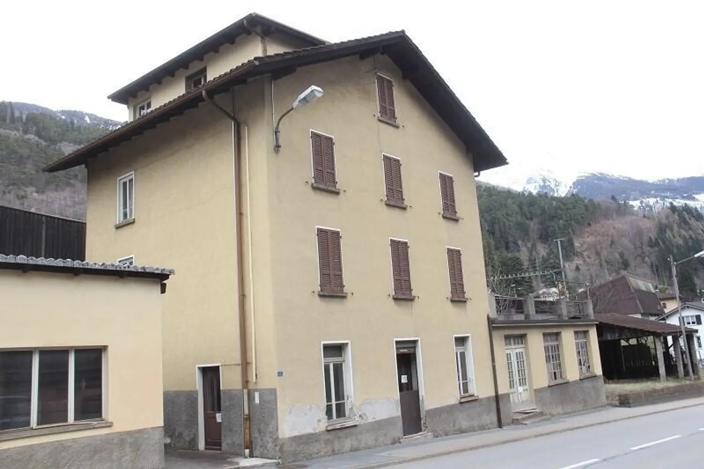 Maison de 3 familles avec appartements de 4 pièces et 2 bâtiments de stockage - Photo 1 sur 8