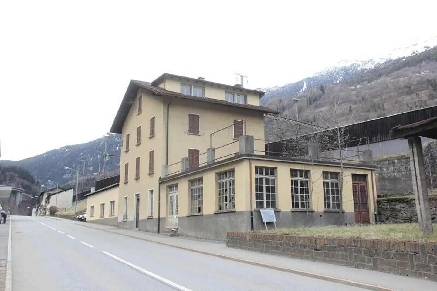 Maison de 3 familles avec appartements de 4 pièces et 2 bâtiments de stockage - Photo 2 sur 8