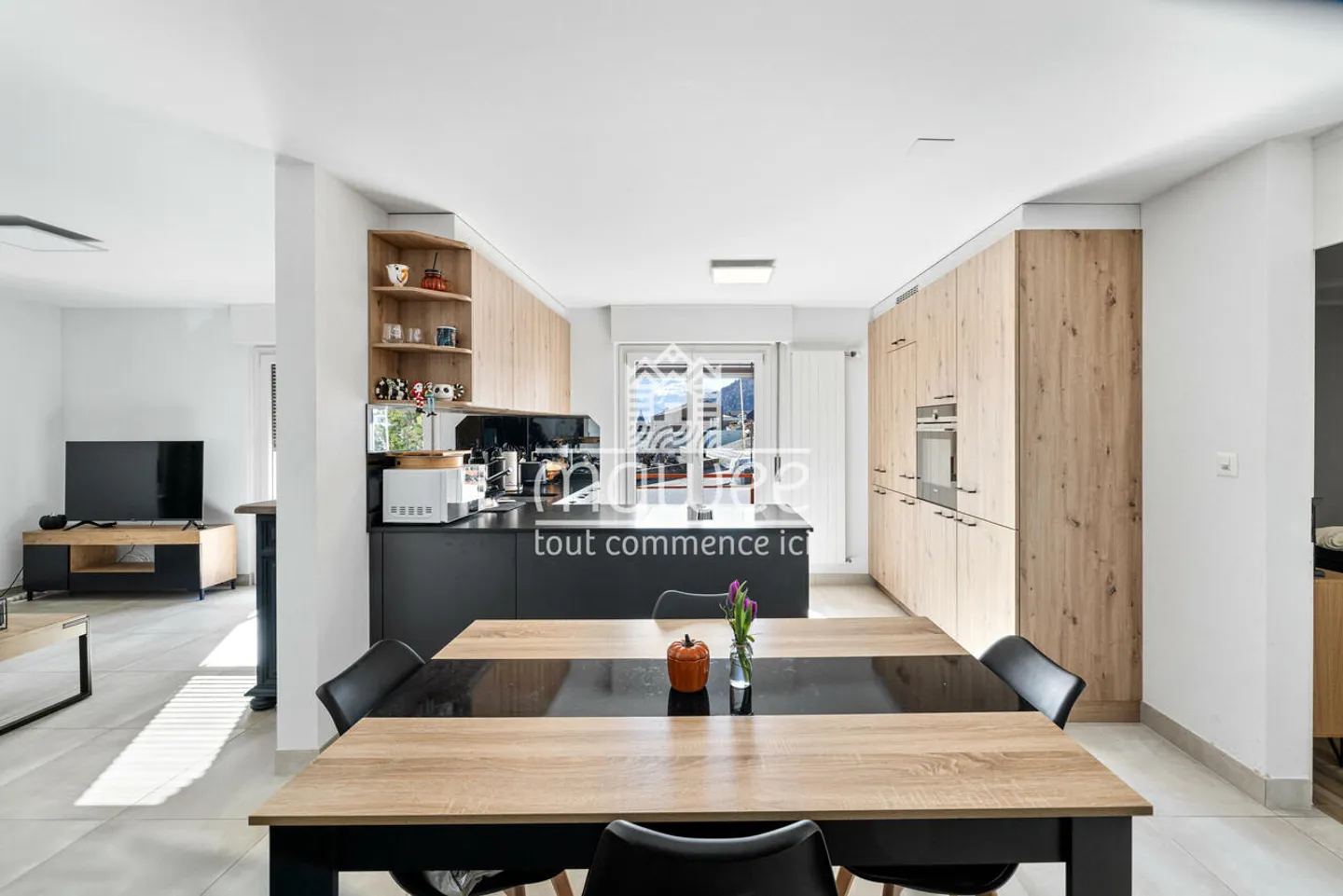 Elegant 3.5-room apartment in the heart of Chamoson - Photo 1 of 11
