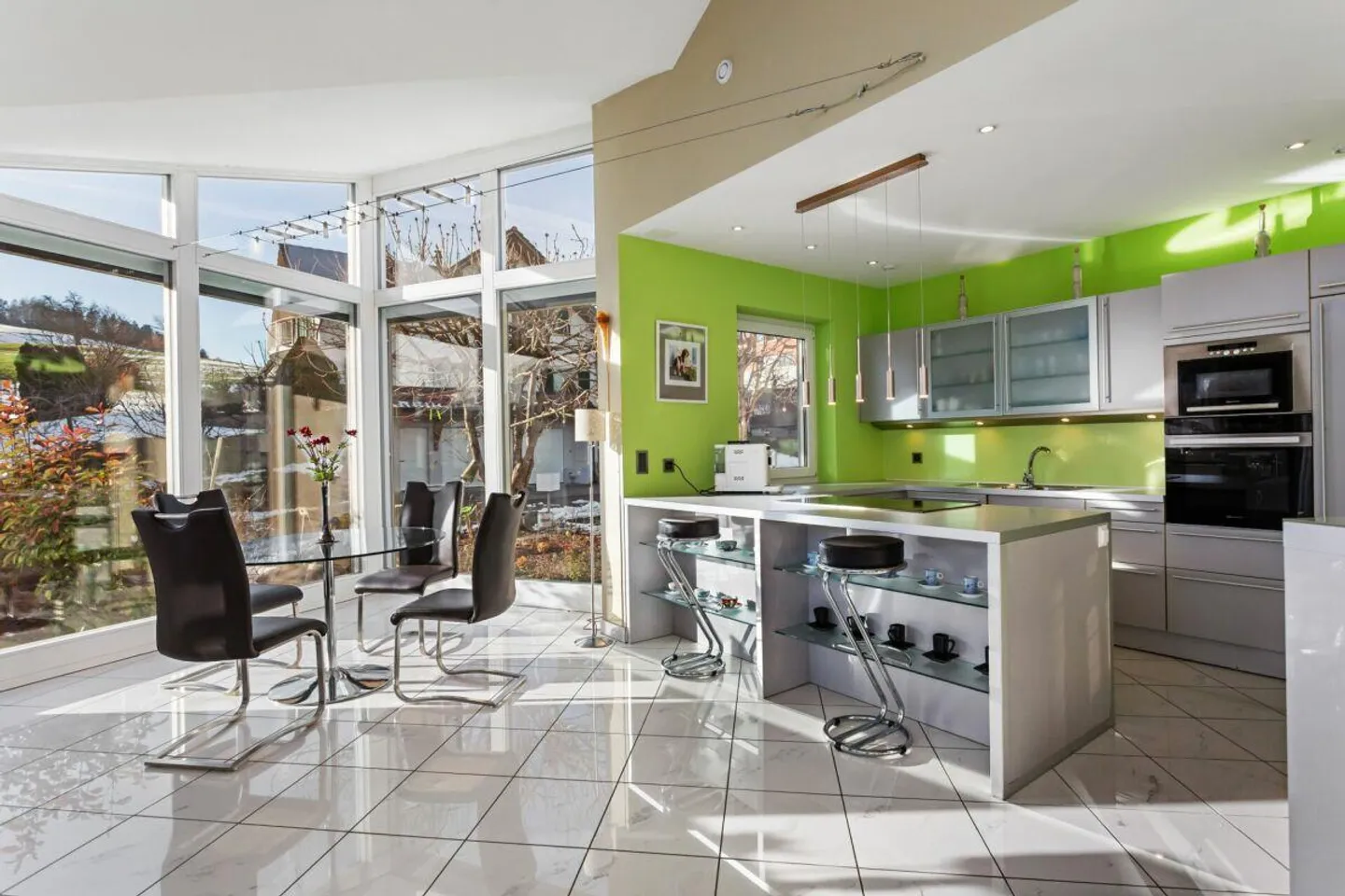 Stylish bungalow in a quiet neighborhood - Photo 3 of 9