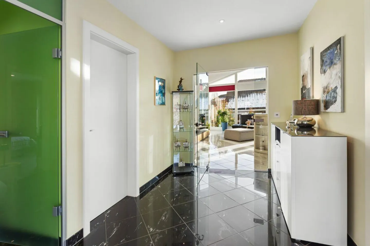 Stylish bungalow in a quiet neighborhood - Photo 4 of 9