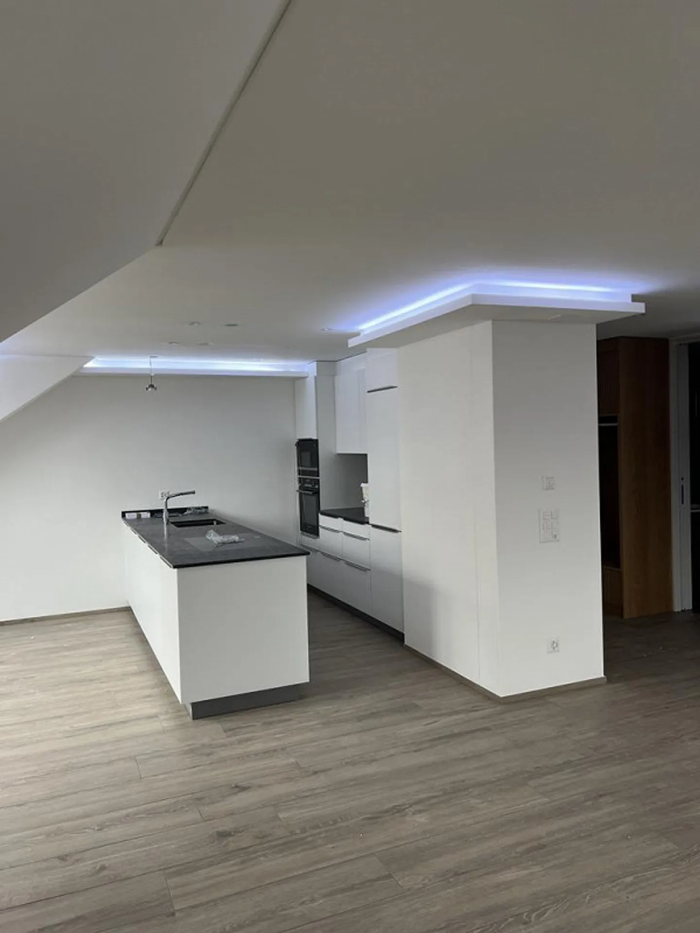 Luminoso appartamento mansardato di 4,5 locali con balcone a Brüttisellen - Foto 2 di 10