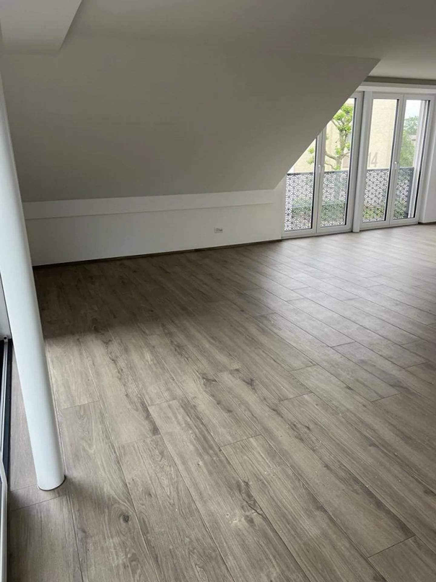 Luminoso appartamento mansardato di 4,5 locali con balcone a Brüttisellen - Foto 5 di 10