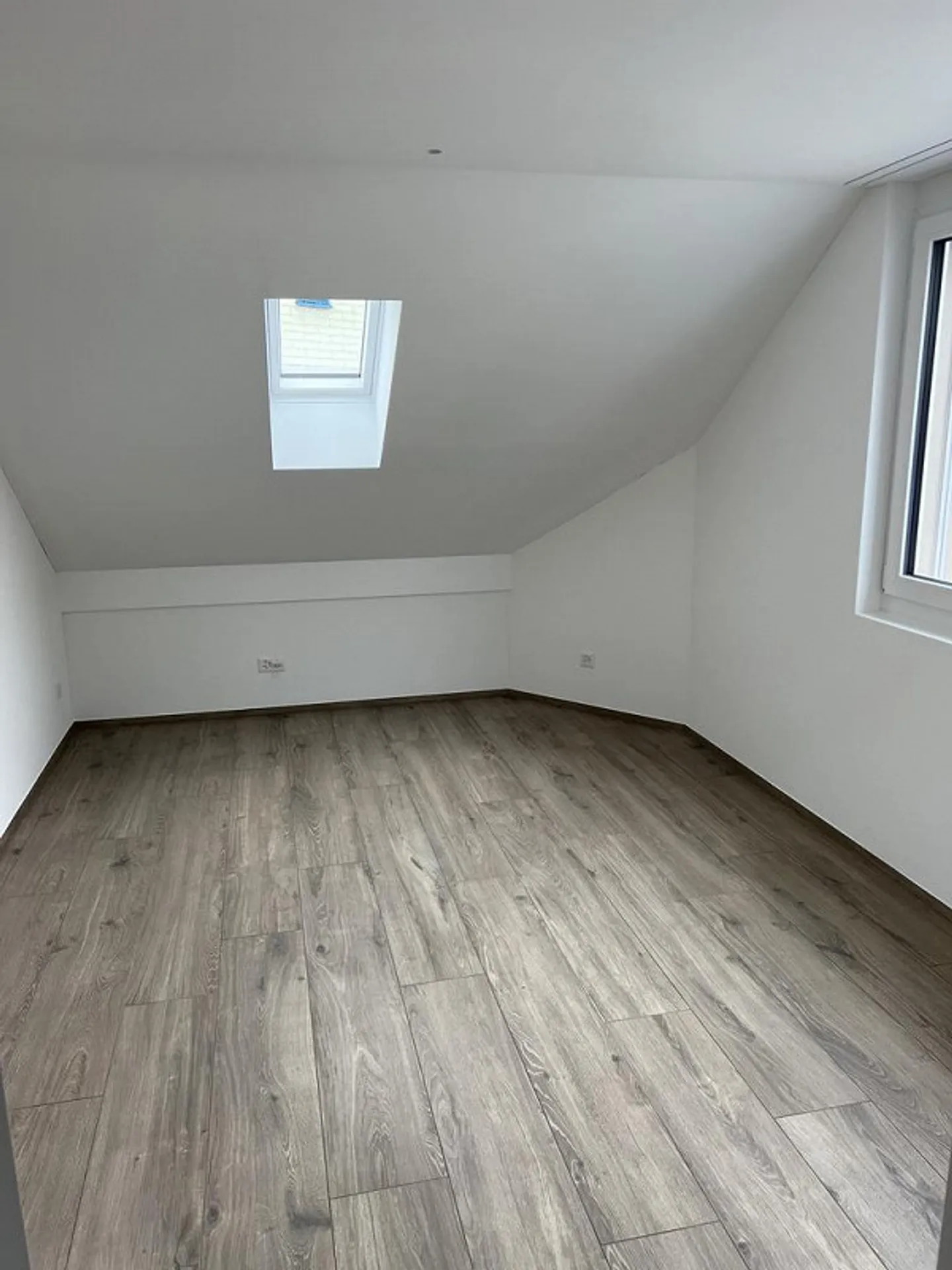 Luminoso appartamento mansardato di 4,5 locali con balcone a Brüttisellen - Foto 7 di 10