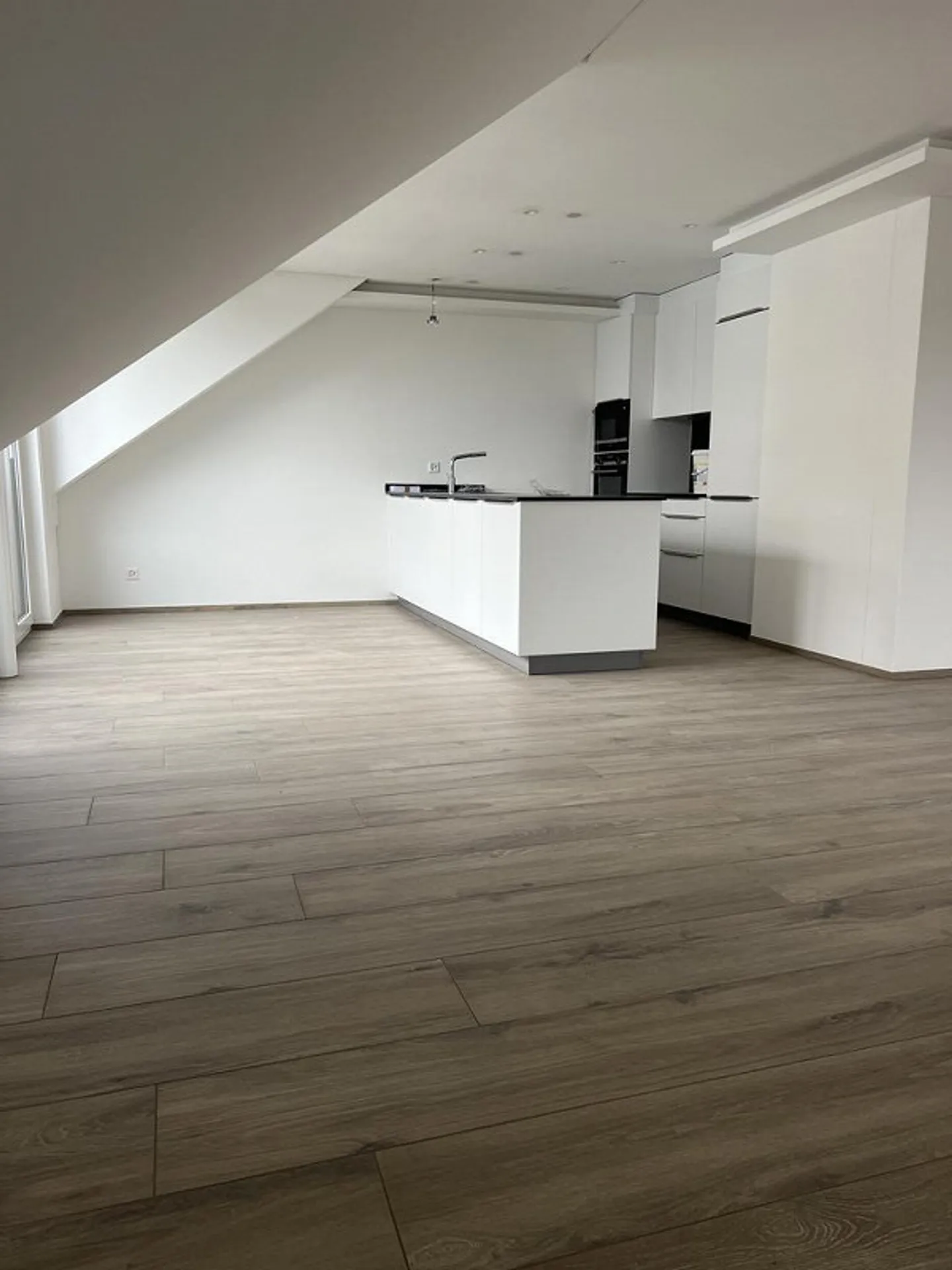 Luminoso appartamento mansardato di 4,5 locali con balcone a Brüttisellen - Foto 10 di 10