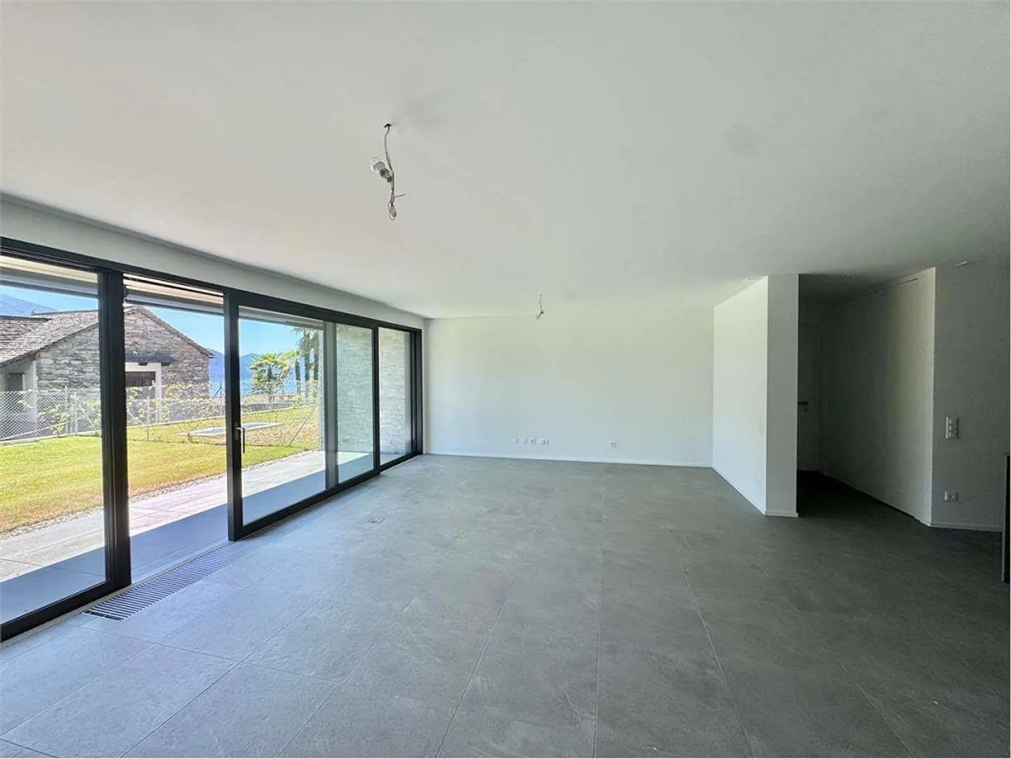 Appartamento 3,5 locali con giardino NUOVO Minusio vista lago al piano terra - Foto 1 di 13