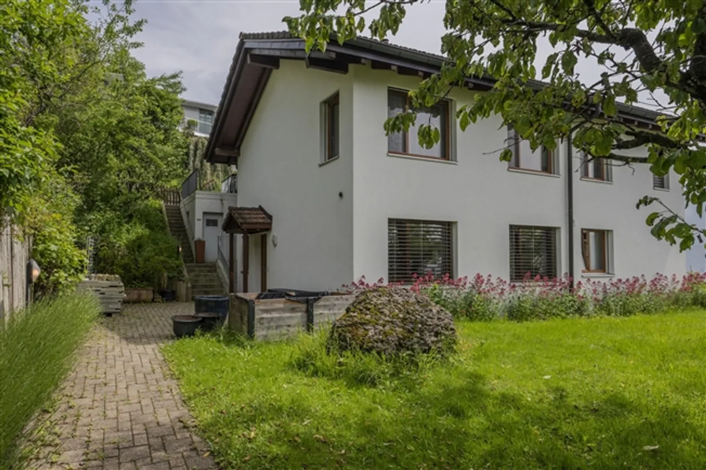 Elegante casa unifamiliare con appartamento separato nella migliore posizione elevata - Foto 3 di 16