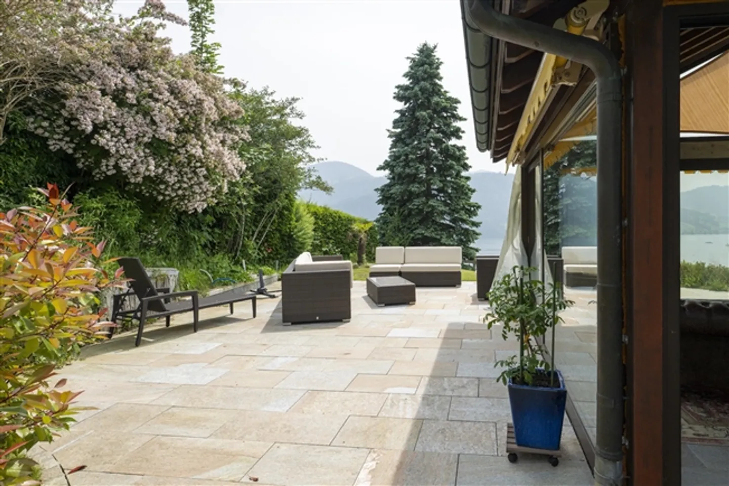 Elegante casa unifamiliare con appartamento separato nella migliore posizione elevata - Foto 8 di 16