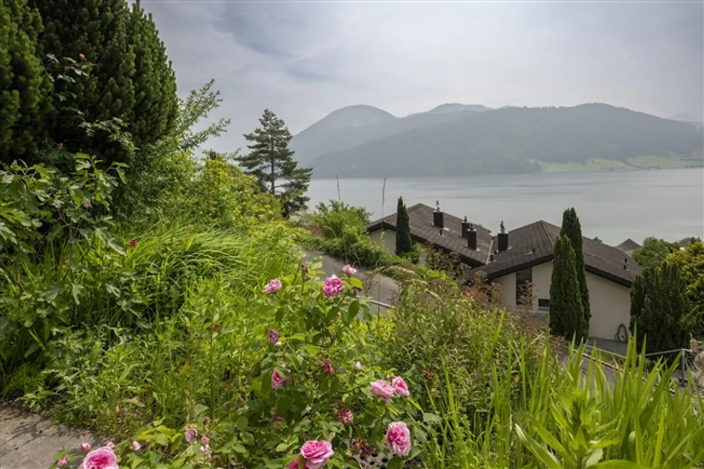 Elegante casa unifamiliare con appartamento separato nella migliore posizione elevata - Foto 9 di 16