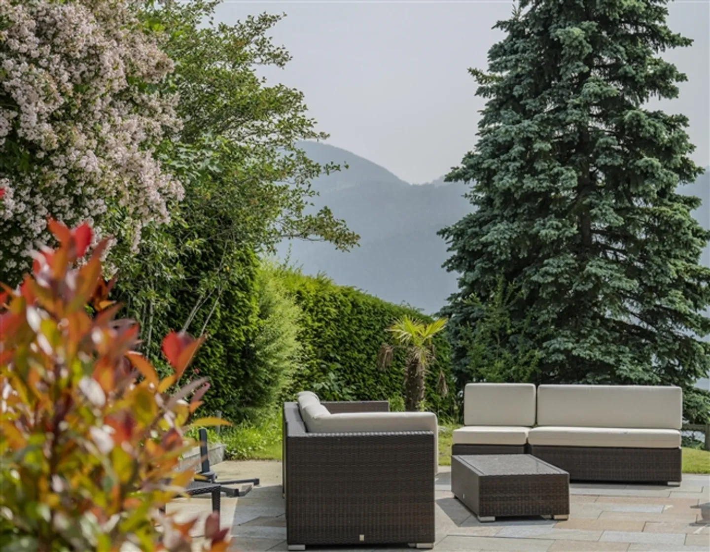 Elegante casa unifamiliare con appartamento separato nella migliore posizione elevata - Foto 15 di 16