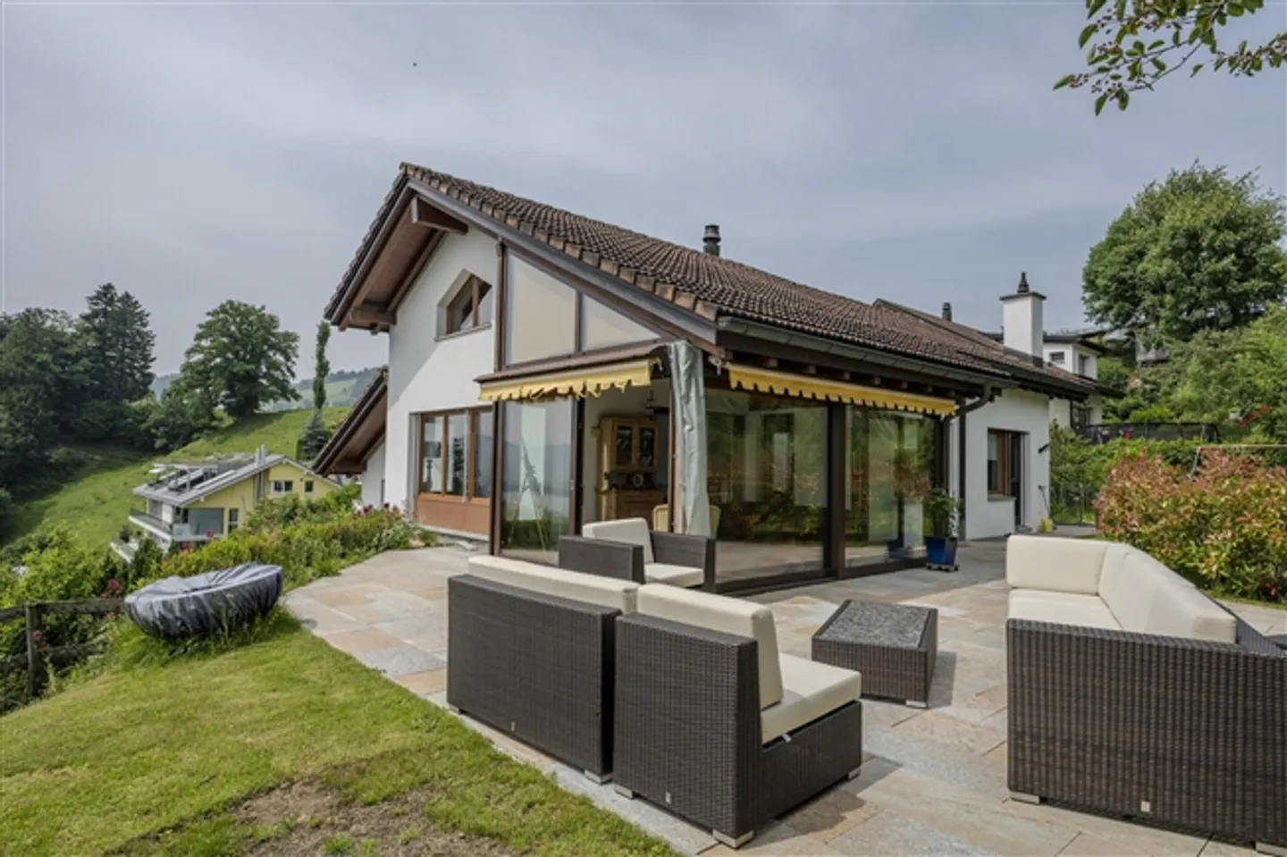 Elegante casa unifamiliare con appartamento separato nella migliore posizione elevata - Foto 16 di 16