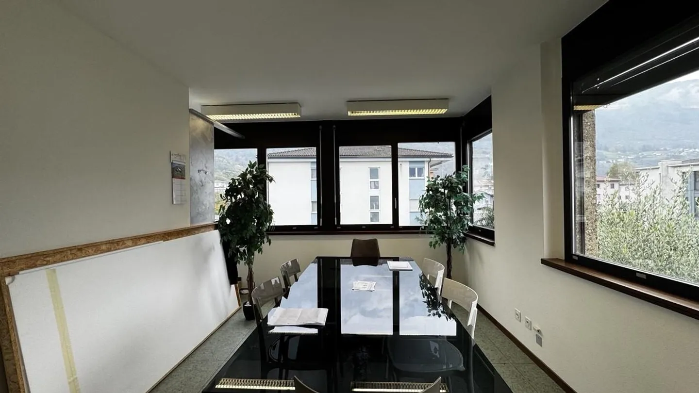 CAMORINO - GERÄUMIGES BÜRO ZWEI SCHRITTE VON DER AUTOBAHN ENTFERNT - Foto 2 von 4