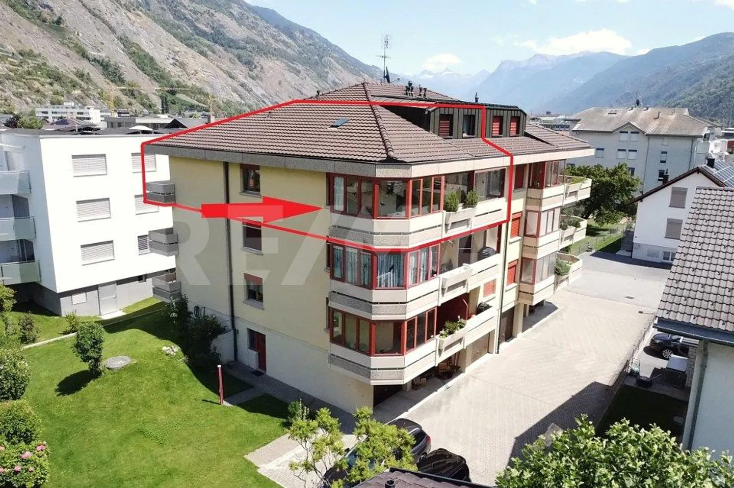 Appartamento duplex di 5,5 stanze con ascensore, garage e due balconi a Steg - Foto 1 di 13