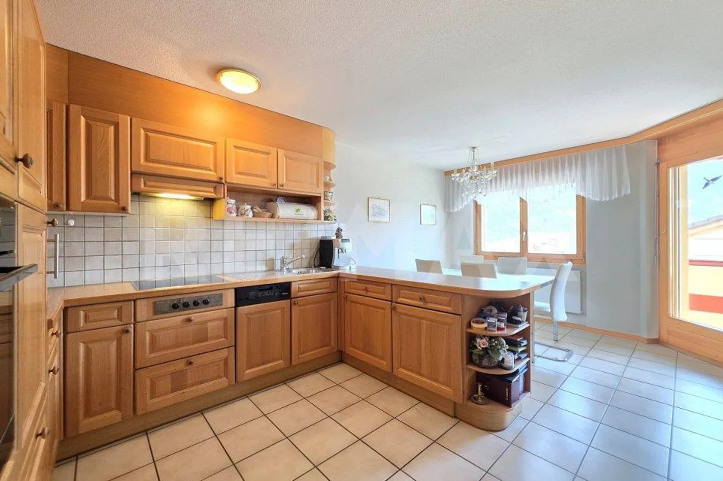 Appartamento duplex di 5,5 stanze con ascensore, garage e due balconi a Steg - Foto 2 di 13