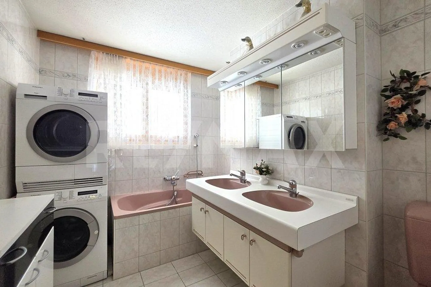 Appartamento duplex di 5,5 stanze con ascensore, garage e due balconi a Steg - Foto 11 di 13