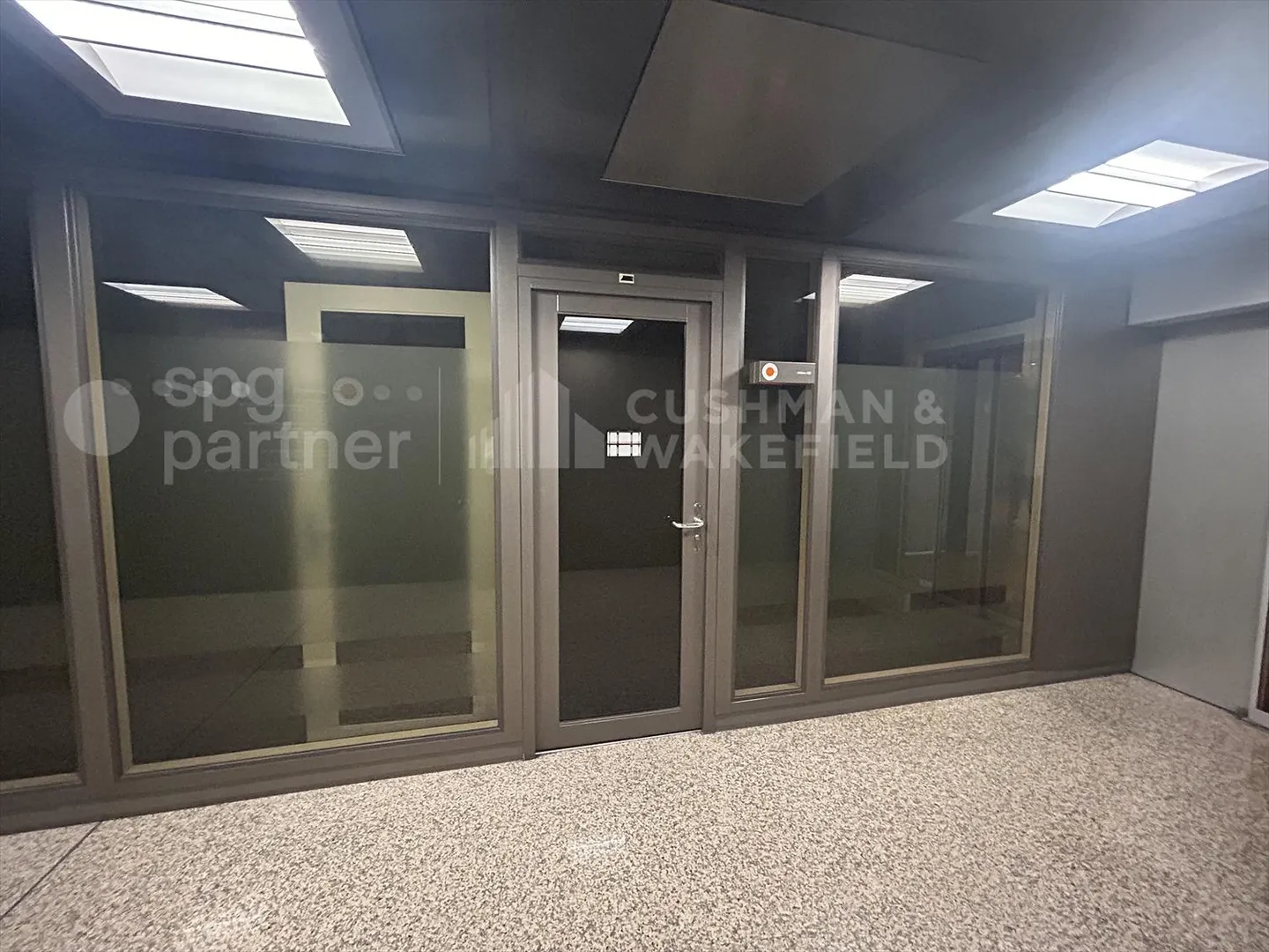 ICC Genève - Arcade à Louer avec Espace Ouvert et Bureau Séparé - Photo 2 sur 13
