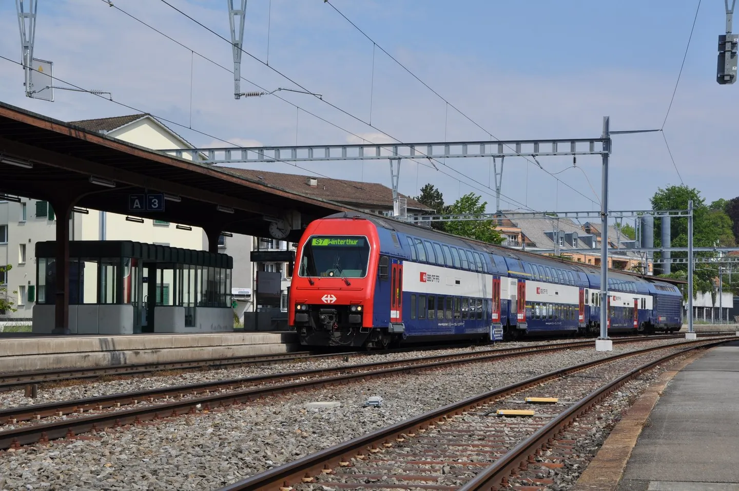 4 1/2-ZIMMER ATTIKAWOHNUNG MIT ATEMBERAUBENDER SEE- UND BERGSICHT, SONNIG, RUHIG - Foto 8 von 8