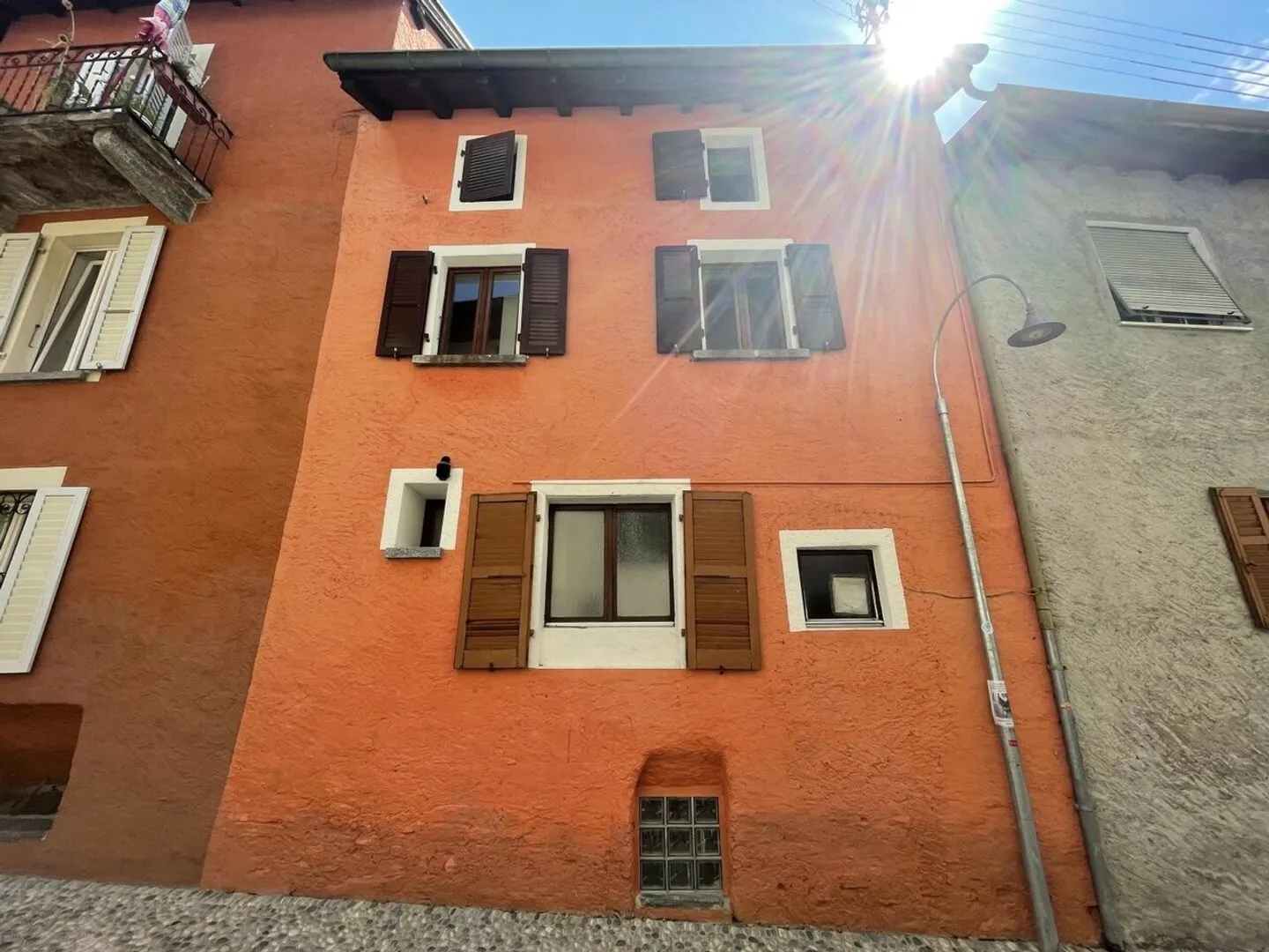 Vendesi casa unifamiliare di 3.5 locali su 3 piani a Solduno - Foto 2 di 11